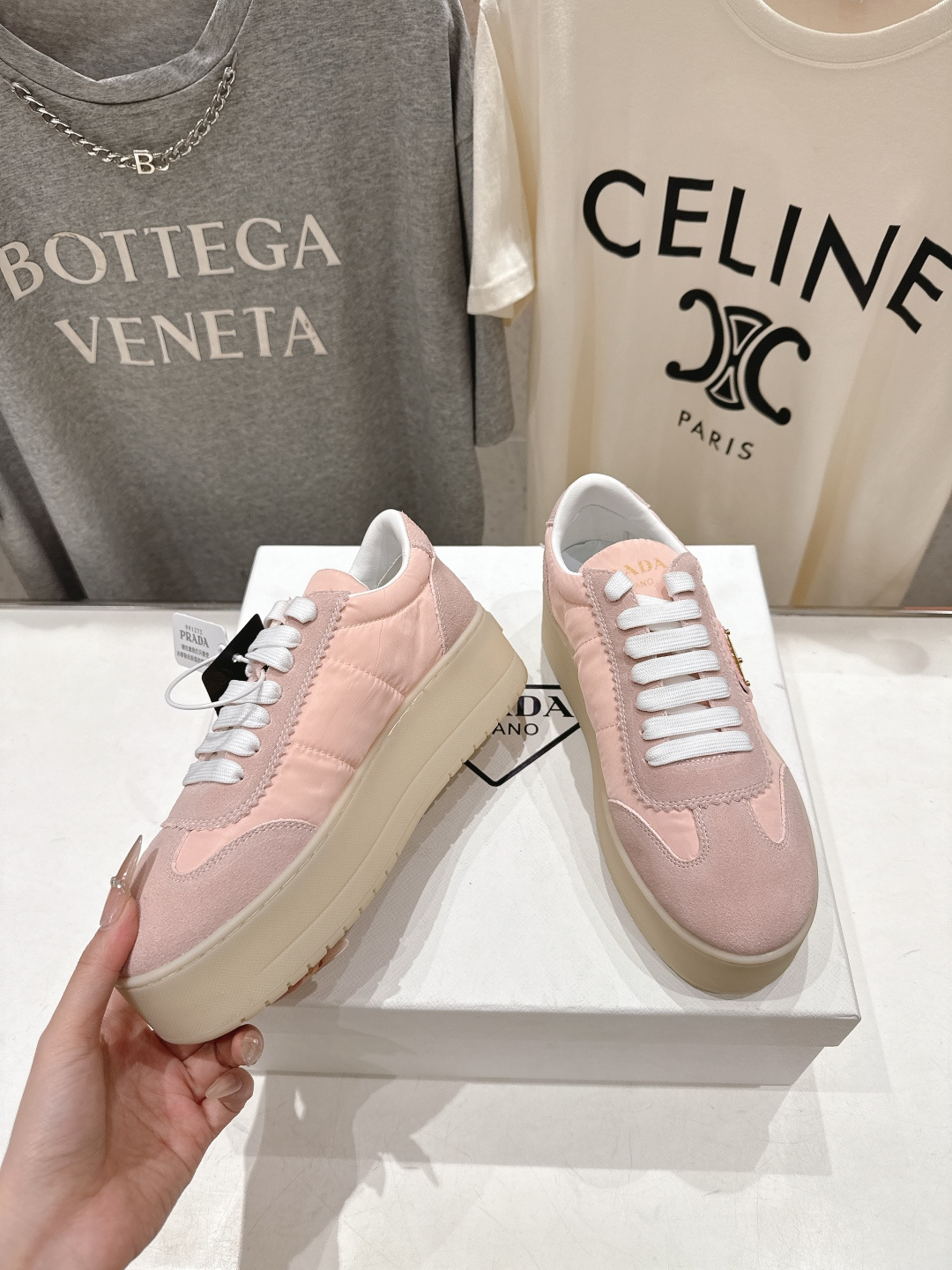 高版本出厂 prada/普拉达 F029 26ss新款系带厚底小白鞋休闲运动鞋这款运动鞋延续经久不衰的轮