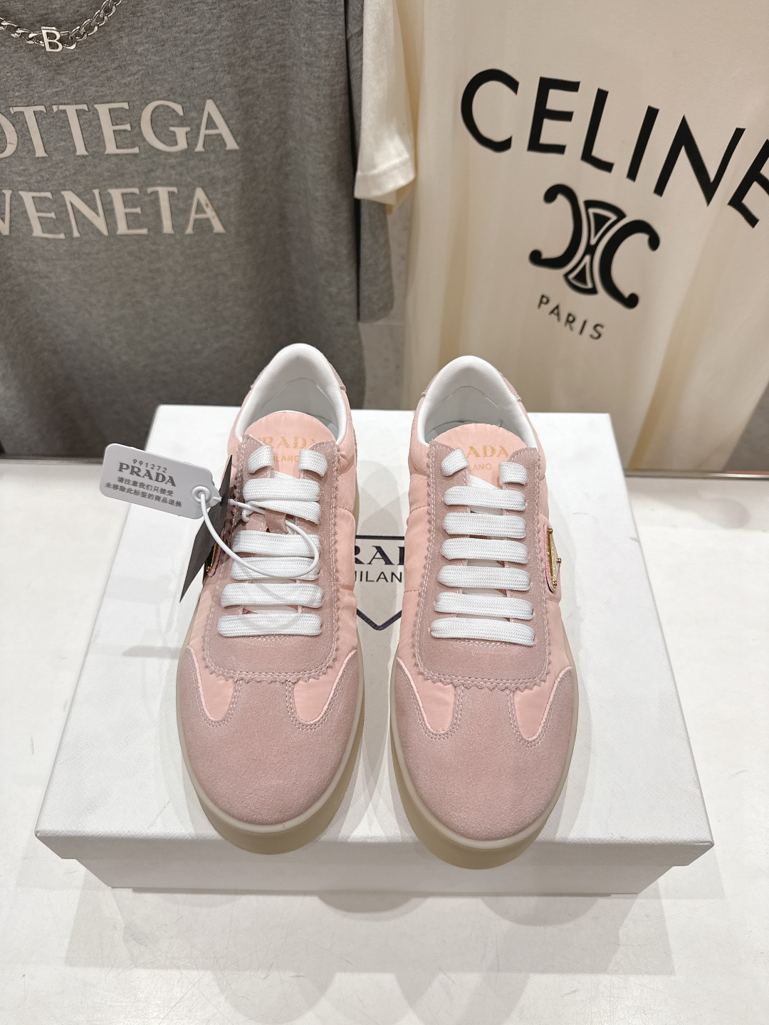 高版本出厂 prada/普拉达 F029 26ss新款系带厚底小白鞋休闲运动鞋这款运动鞋延续经久不衰的轮