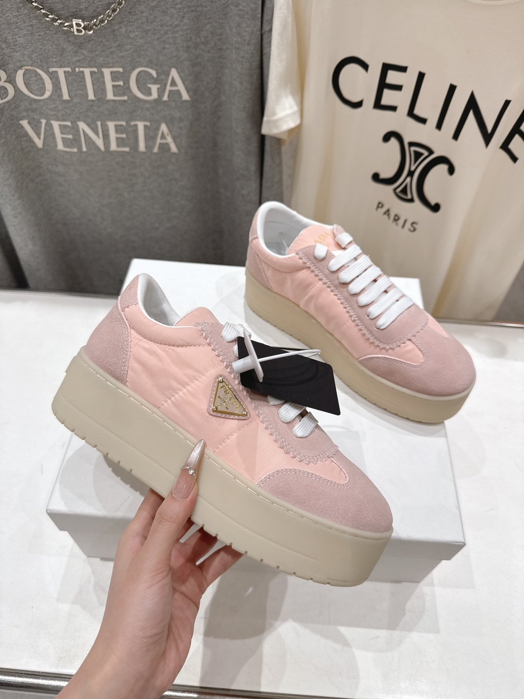 高版本出厂 prada/普拉达 F029 26ss新款系带厚底小白鞋休闲运动鞋这款运动鞋延续经久不衰的轮