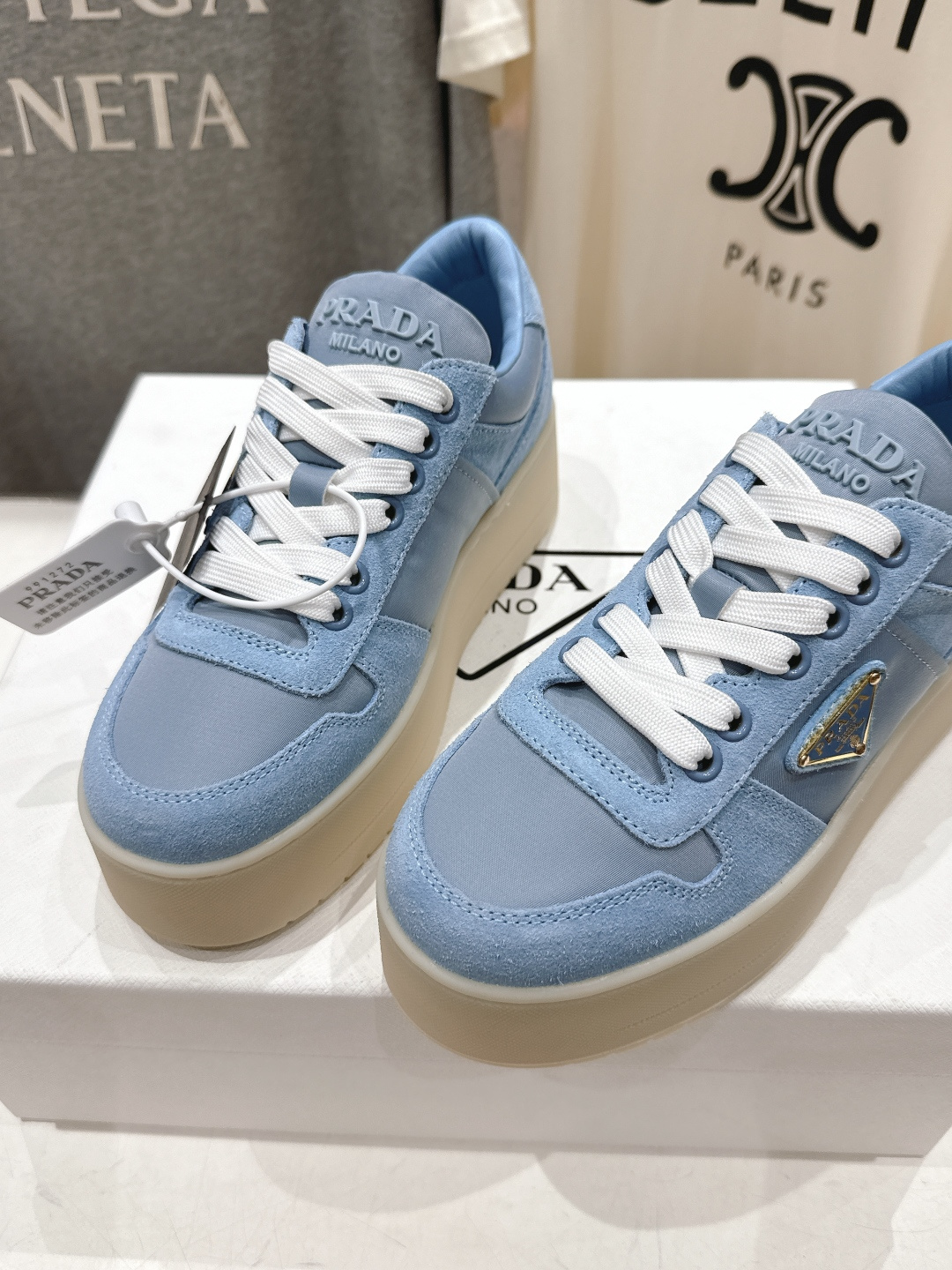 高版本出厂 prada/普拉达 F029 26ss新款系带厚底小白鞋休闲运动鞋这款运动鞋延续经久不衰的轮