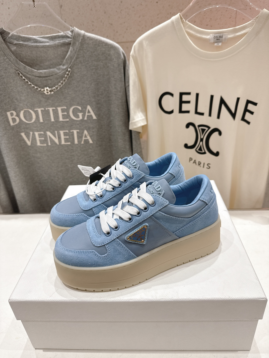 高版本出厂 prada/普拉达 F029 26ss新款系带厚底小白鞋休闲运动鞋这款运动鞋延续经久不衰的轮