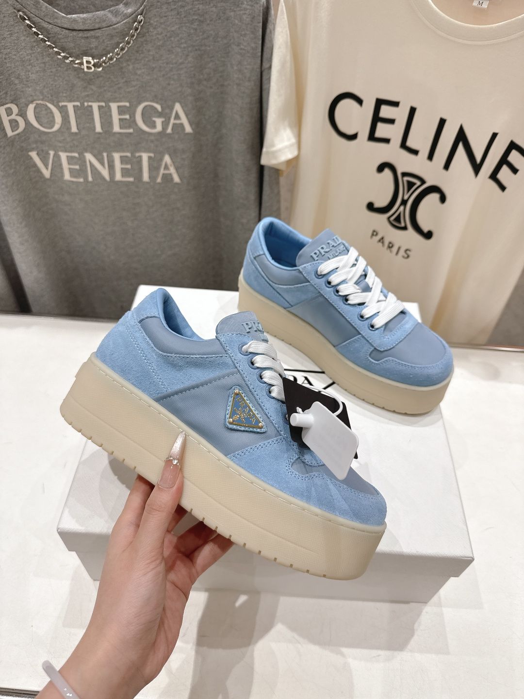 高版本出厂 prada/普拉达 F029 26ss新款系带厚底小白鞋休闲运动鞋这款运动鞋延续经久不衰的轮