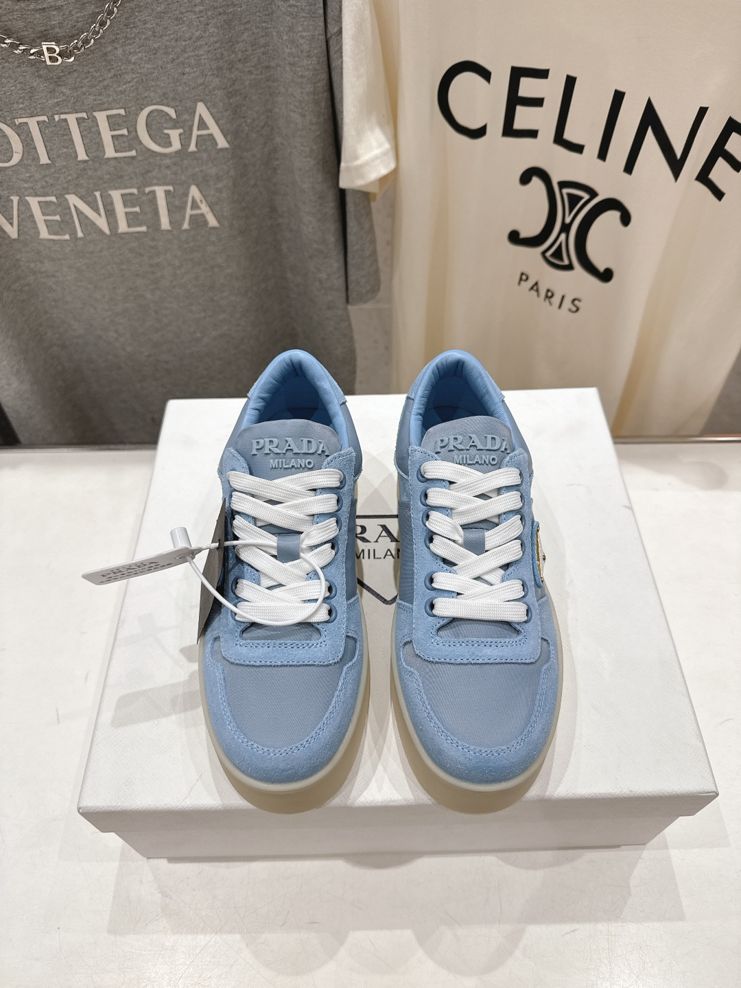 高版本出厂 prada/普拉达 F029 26ss新款系带厚底小白鞋休闲运动鞋这款运动鞋延续经久不衰的轮