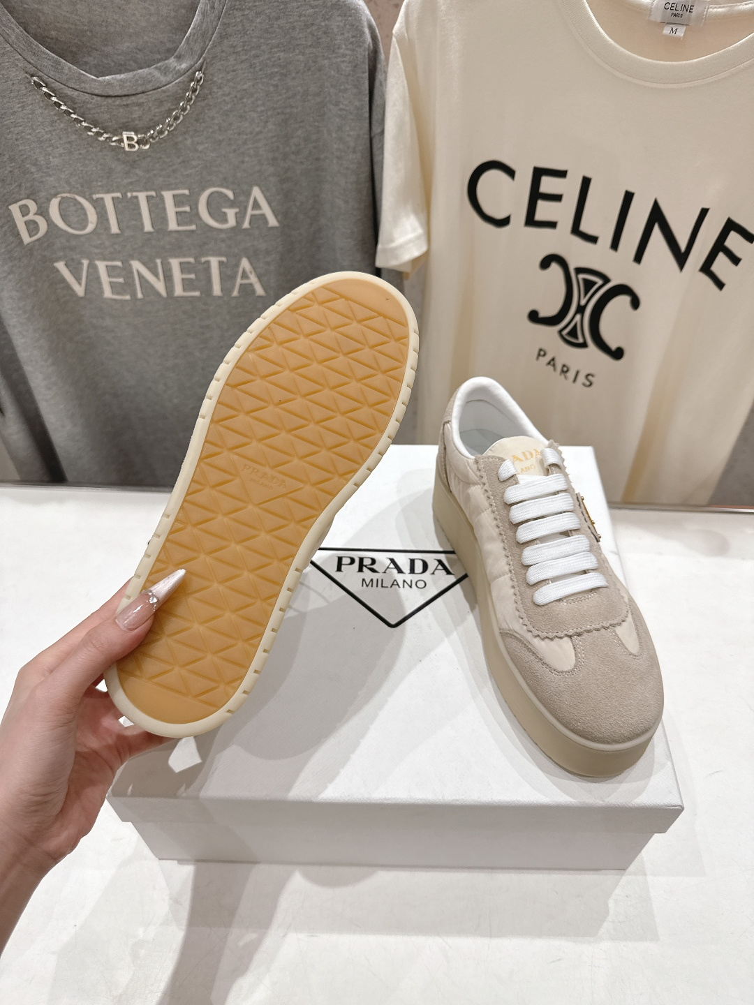 高版本出厂 prada/普拉达 F029 26ss新款系带厚底小白鞋休闲运动鞋这款运动鞋延续经久不衰的轮