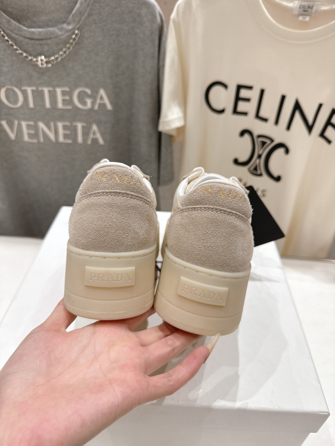 高版本出厂 prada/普拉达 F029 26ss新款系带厚底小白鞋休闲运动鞋这款运动鞋延续经久不衰的轮