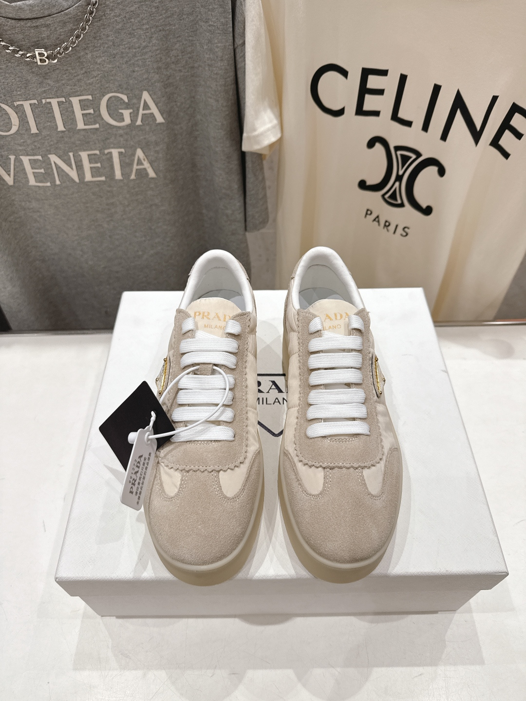 高版本出厂 prada/普拉达 F029 26ss新款系带厚底小白鞋休闲运动鞋这款运动鞋延续经久不衰的轮