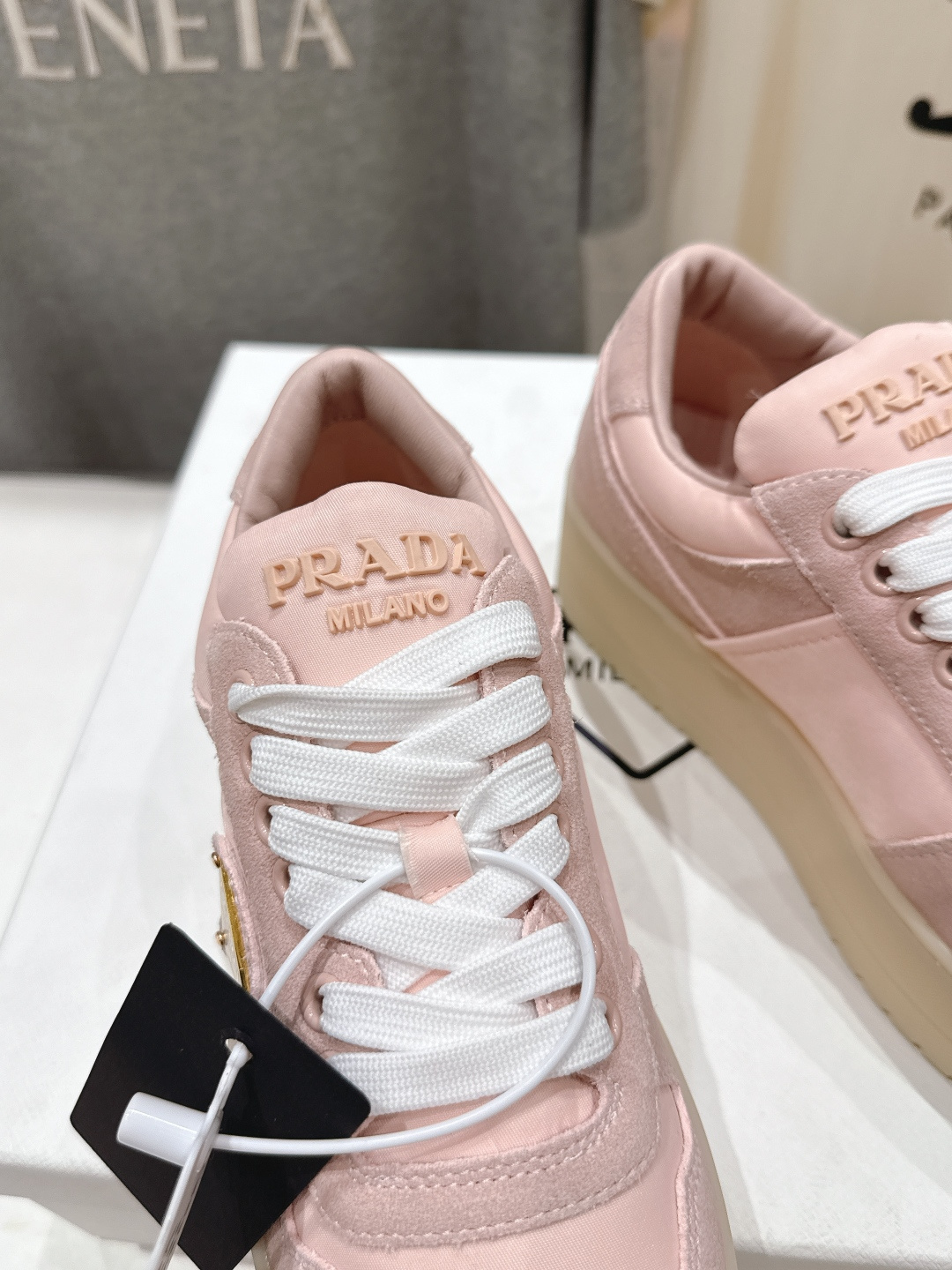 高版本出厂 prada/普拉达 F029 26ss新款系带厚底小白鞋休闲运动鞋这款运动鞋延续经久不衰的轮