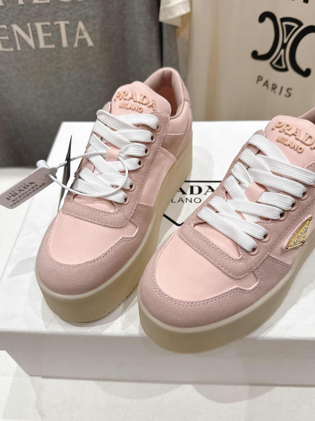 高版本出厂 prada/普拉达 F029 26ss新款系带厚底小白鞋休闲运动鞋这款运动鞋延续经久不衰的轮