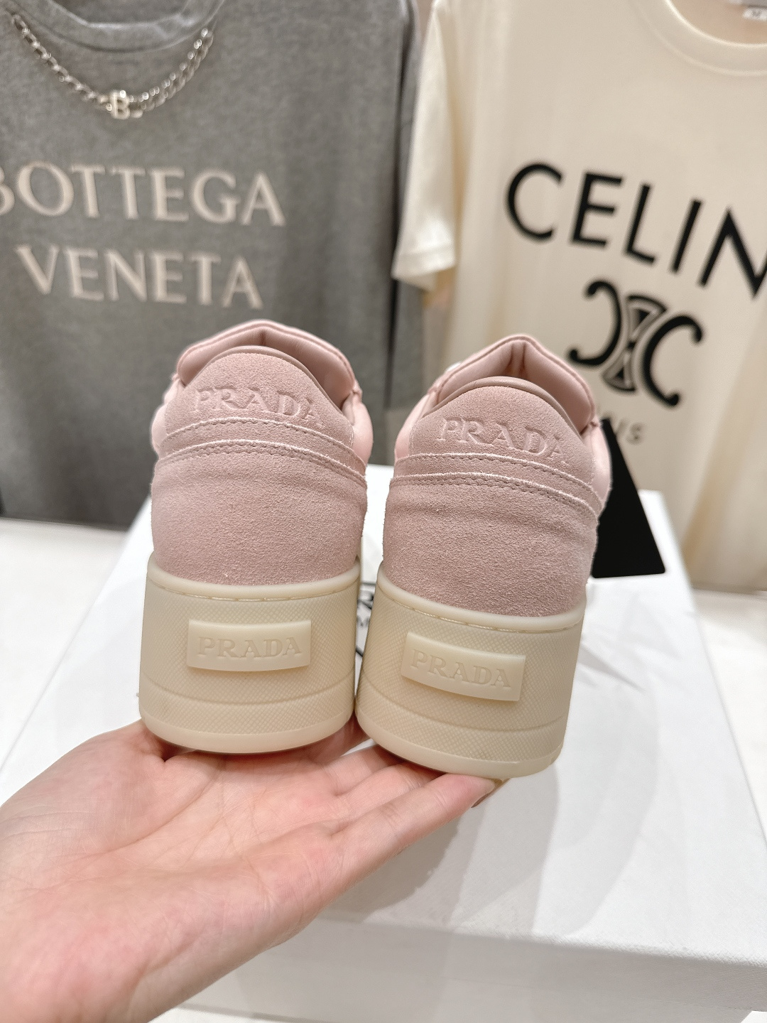 高版本出厂 prada/普拉达 F029 26ss新款系带厚底小白鞋休闲运动鞋这款运动鞋延续经久不衰的轮