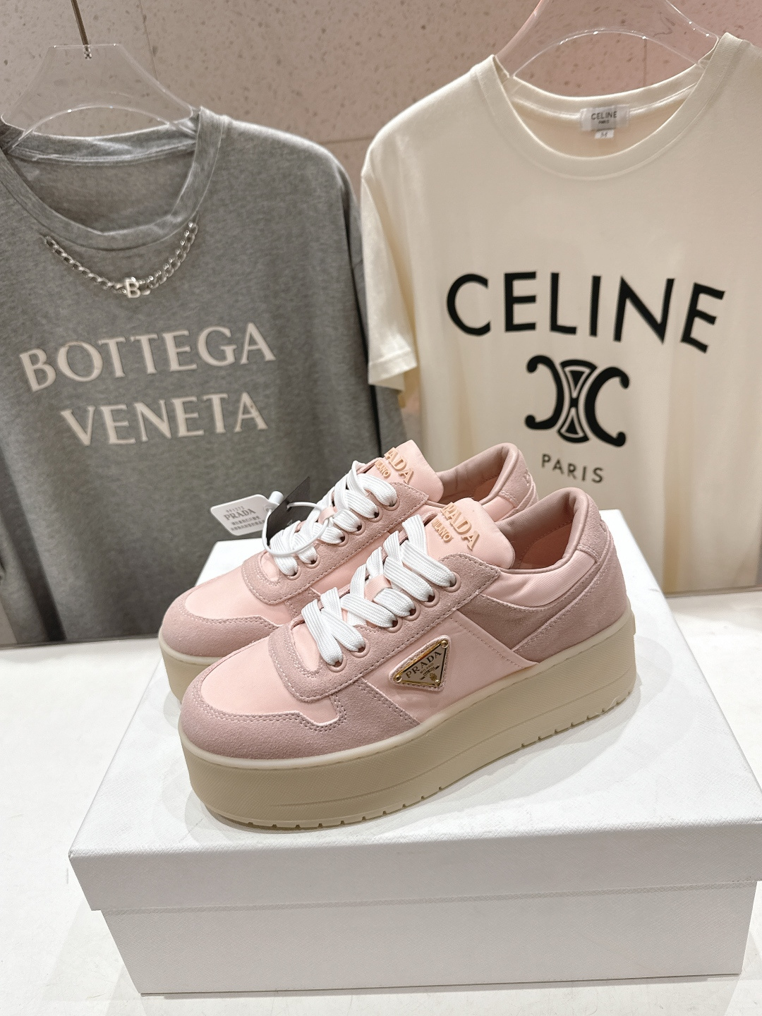 高版本出厂 prada/普拉达 F029 26ss新款系带厚底小白鞋休闲运动鞋这款运动鞋延续经久不衰的轮