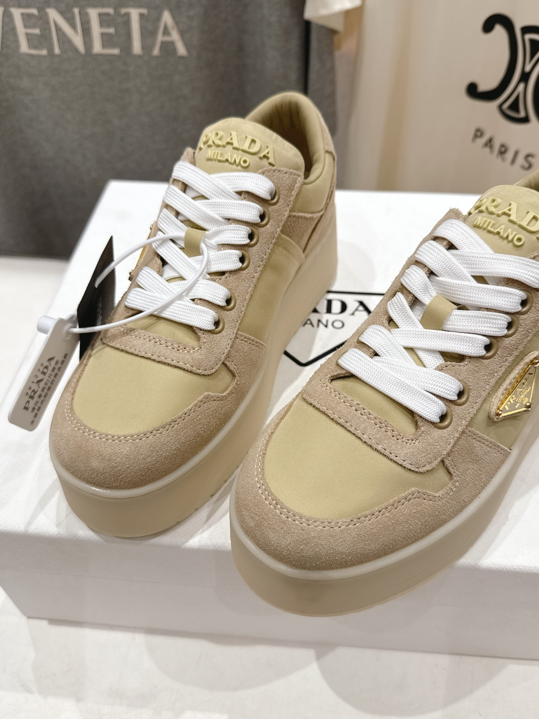 高版本出厂 prada/普拉达 F029 26ss新款系带厚底小白鞋休闲运动鞋这款运动鞋延续经久不衰的轮