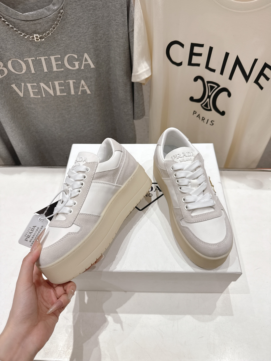 高版本出厂 prada/普拉达 F029 26ss新款系带厚底小白鞋休闲运动鞋这款运动鞋延续经久不衰的轮