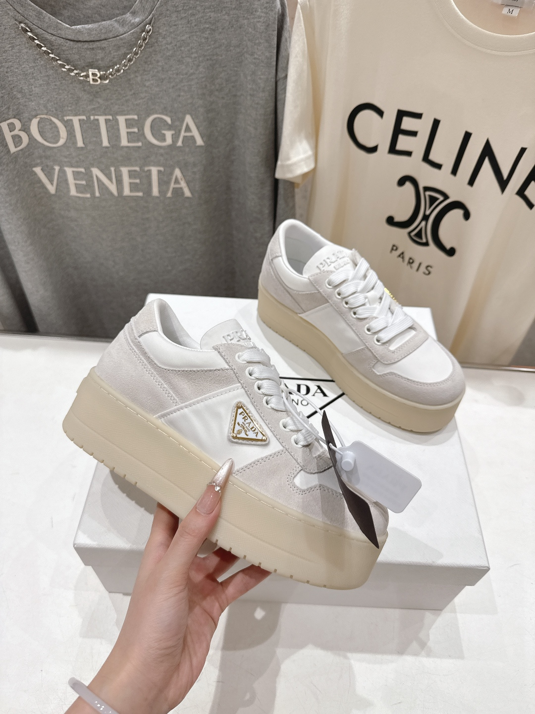 高版本出厂 prada/普拉达 F029 26ss新款系带厚底小白鞋休闲运动鞋这款运动鞋延续经久不衰的轮