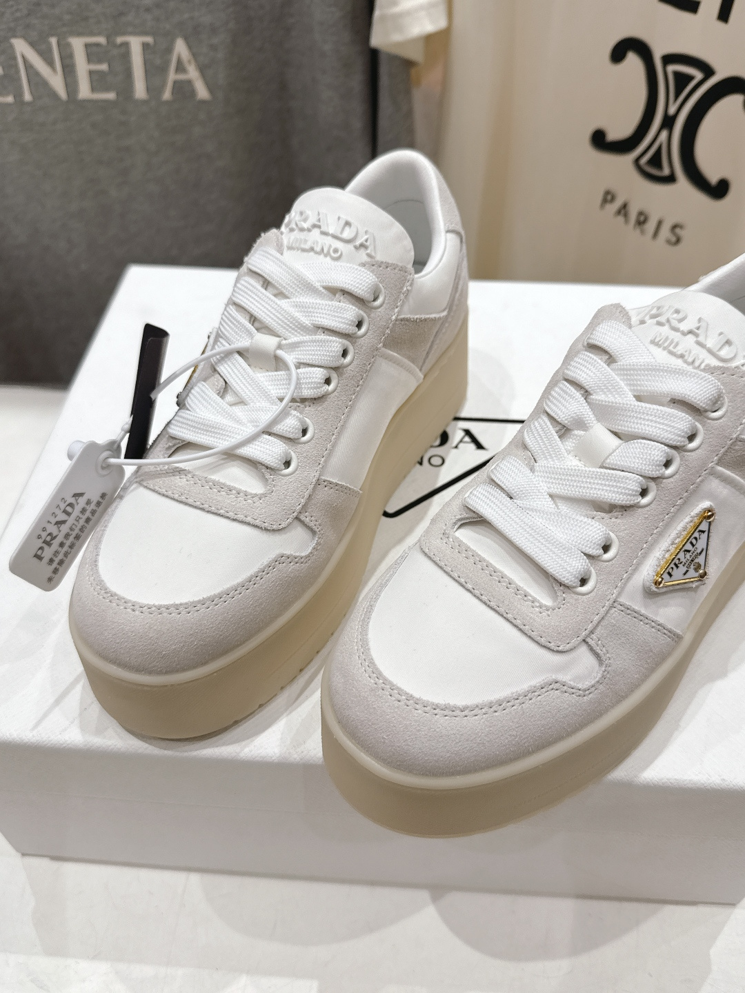 高版本出厂 prada/普拉达 F029 26ss新款系带厚底小白鞋休闲运动鞋这款运动鞋延续经久不衰的轮