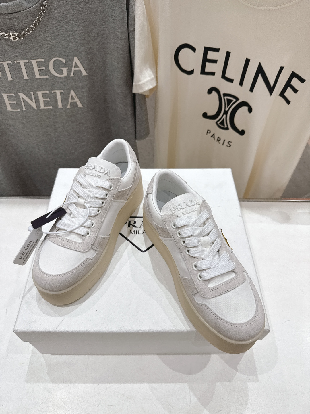 高版本出厂 prada/普拉达 F029 26ss新款系带厚底小白鞋休闲运动鞋这款运动鞋延续经久不衰的轮
