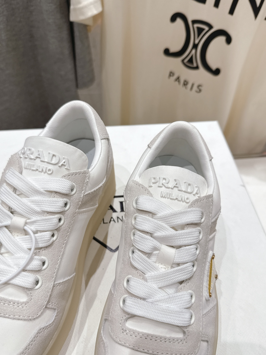 高版本出厂 prada/普拉达 F029 26ss新款系带厚底小白鞋休闲运动鞋这款运动鞋延续经久不衰的轮