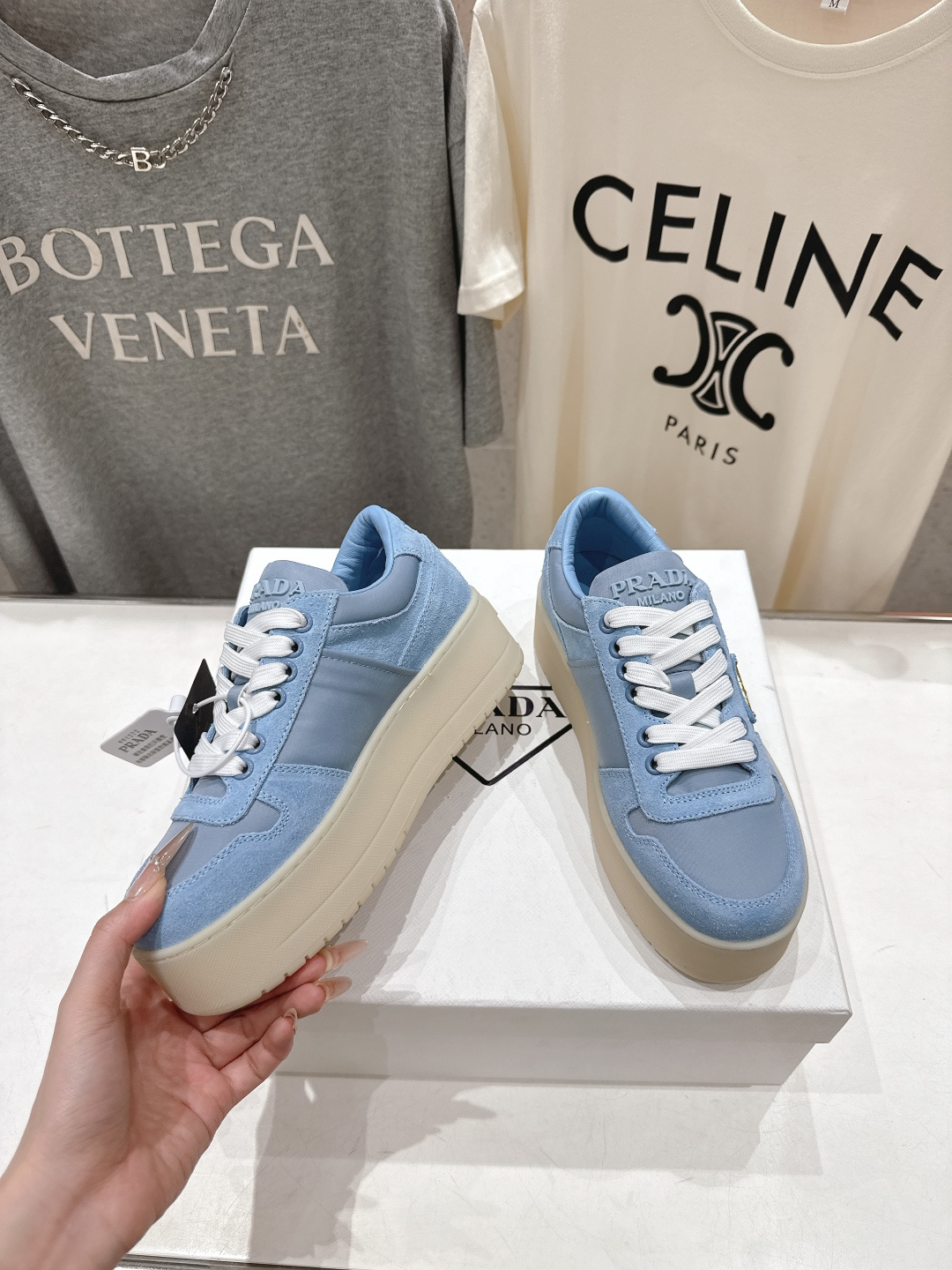 高版本出厂 prada/普拉达 F029 26ss新款系带厚底小白鞋休闲运动鞋这款运动鞋延续经久不衰的轮