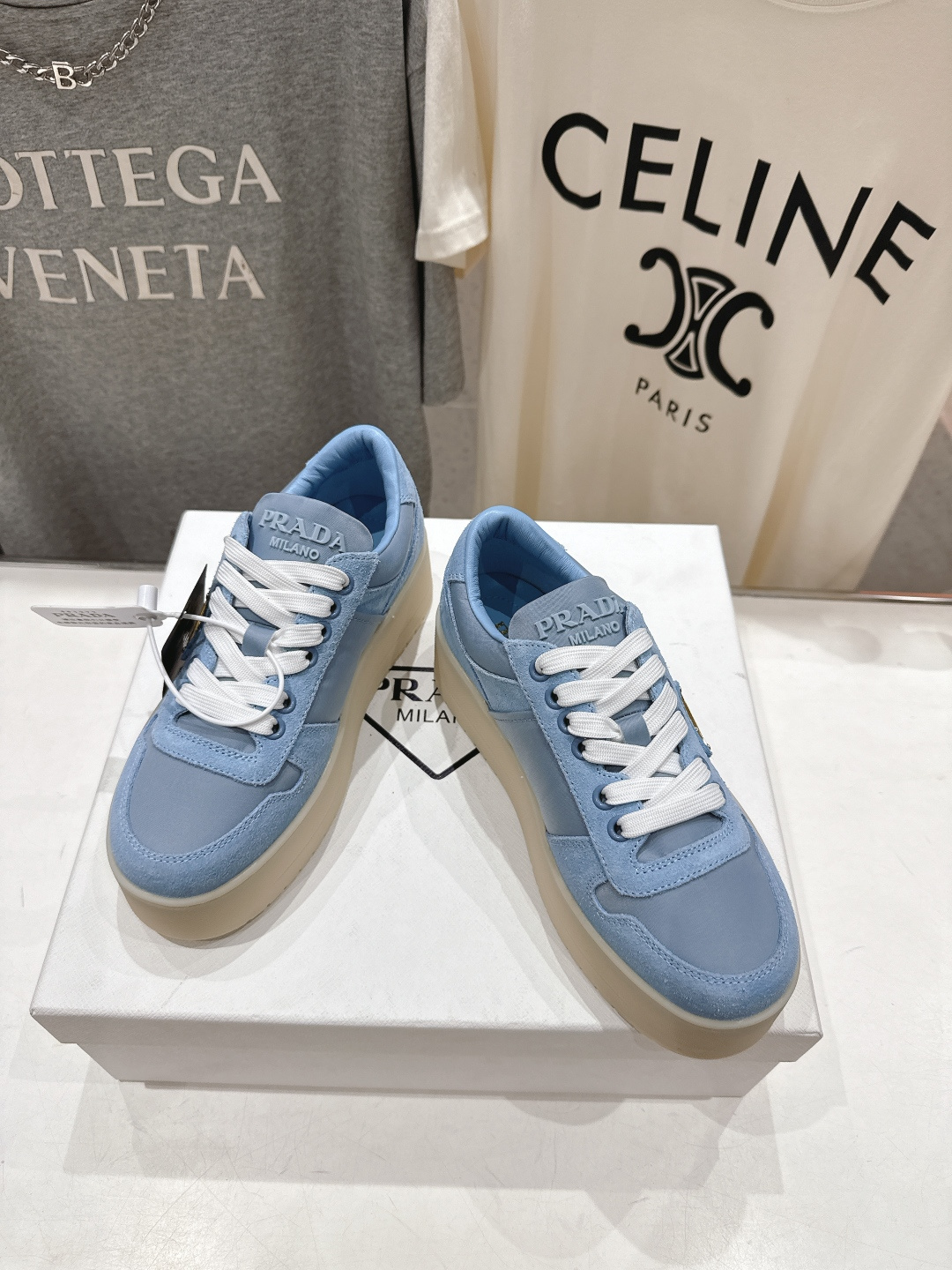 高版本出厂 prada/普拉达 F029 26ss新款系带厚底小白鞋休闲运动鞋这款运动鞋延续经久不衰的轮