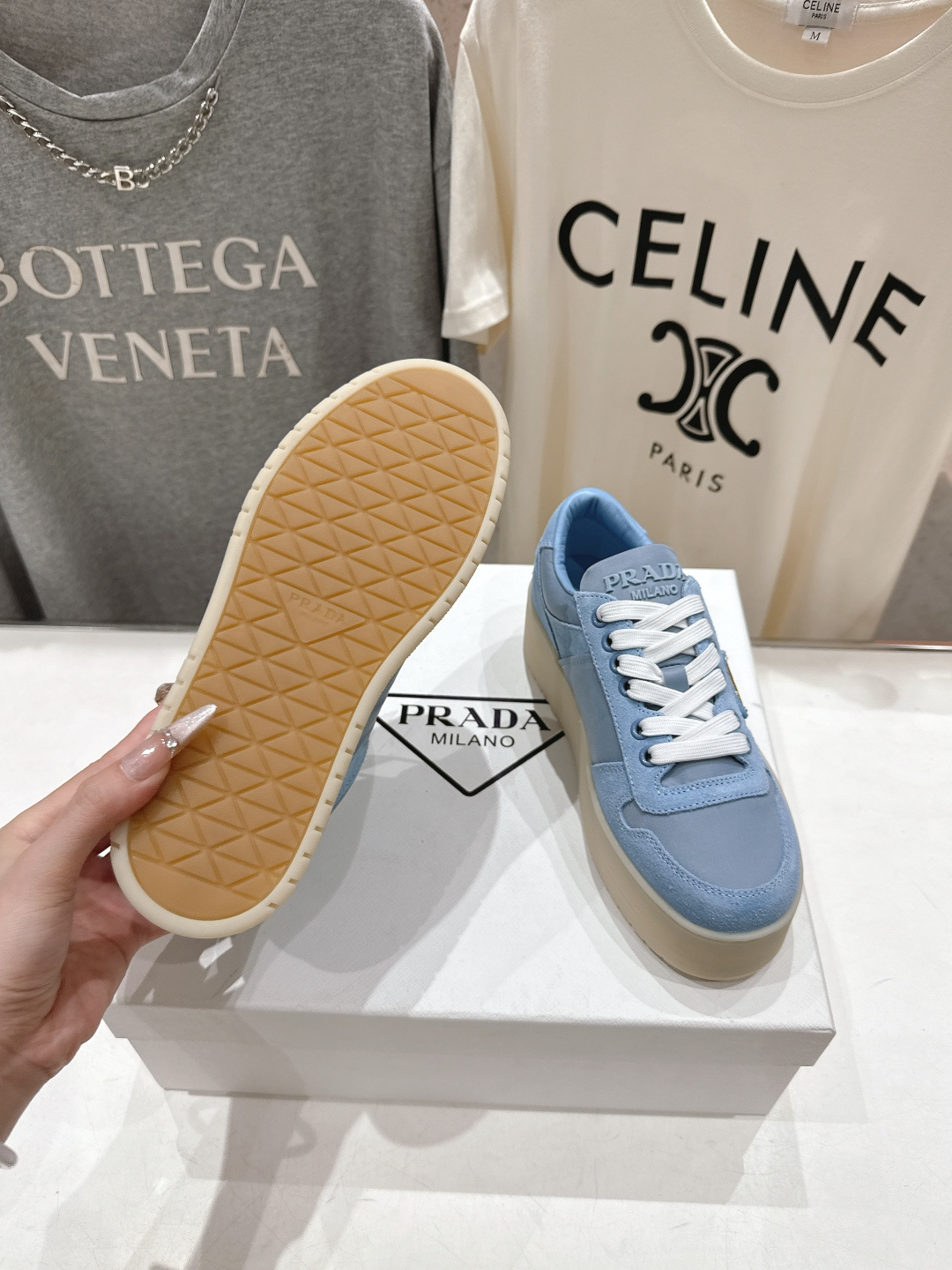 高版本出厂 prada/普拉达 F029 26ss新款系带厚底小白鞋休闲运动鞋这款运动鞋延续经久不衰的轮