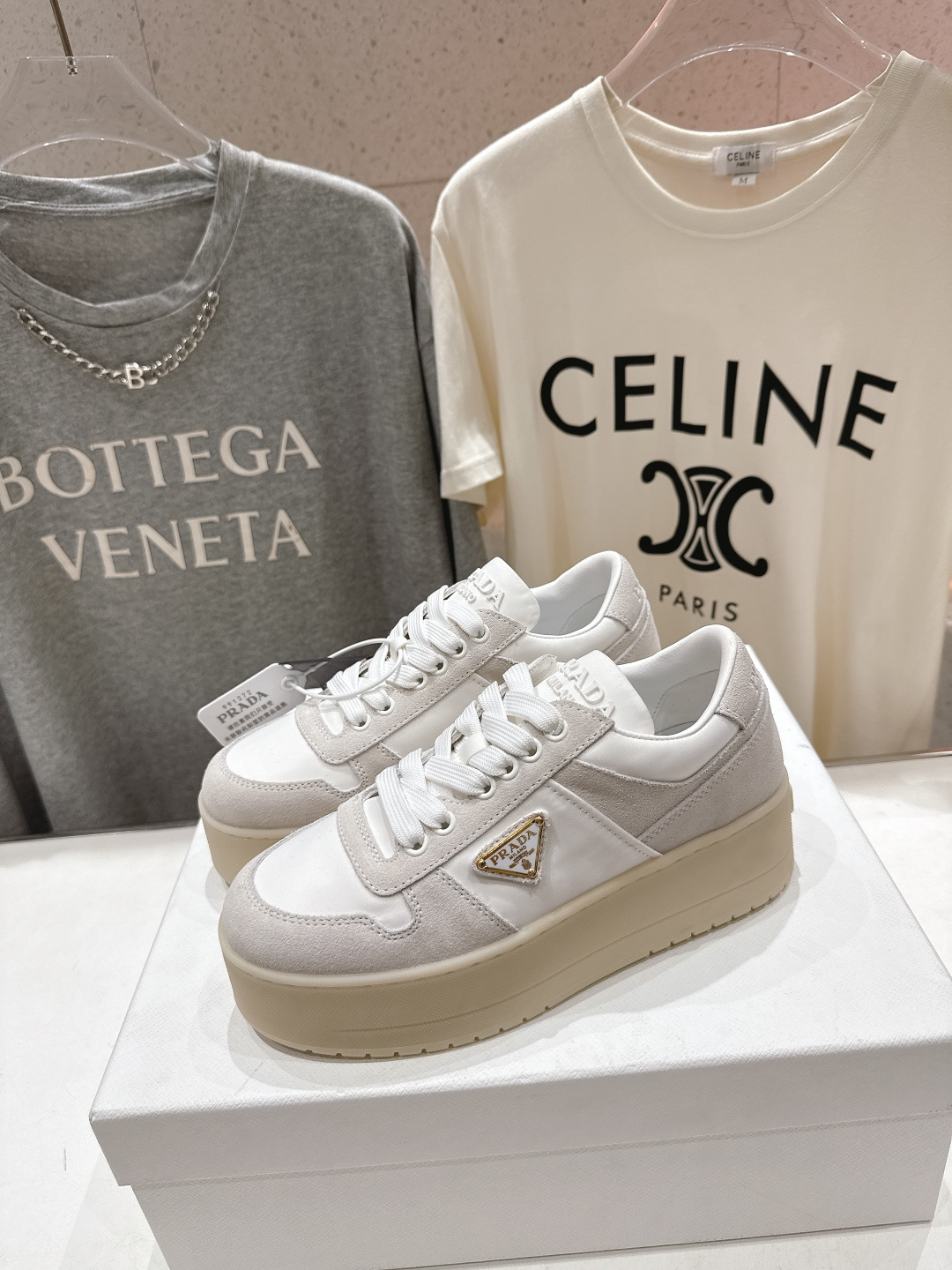 高版本出厂 prada/普拉达 F029 26ss新款系带厚底小白鞋休闲运动鞋这款运动鞋延续经久不衰的轮