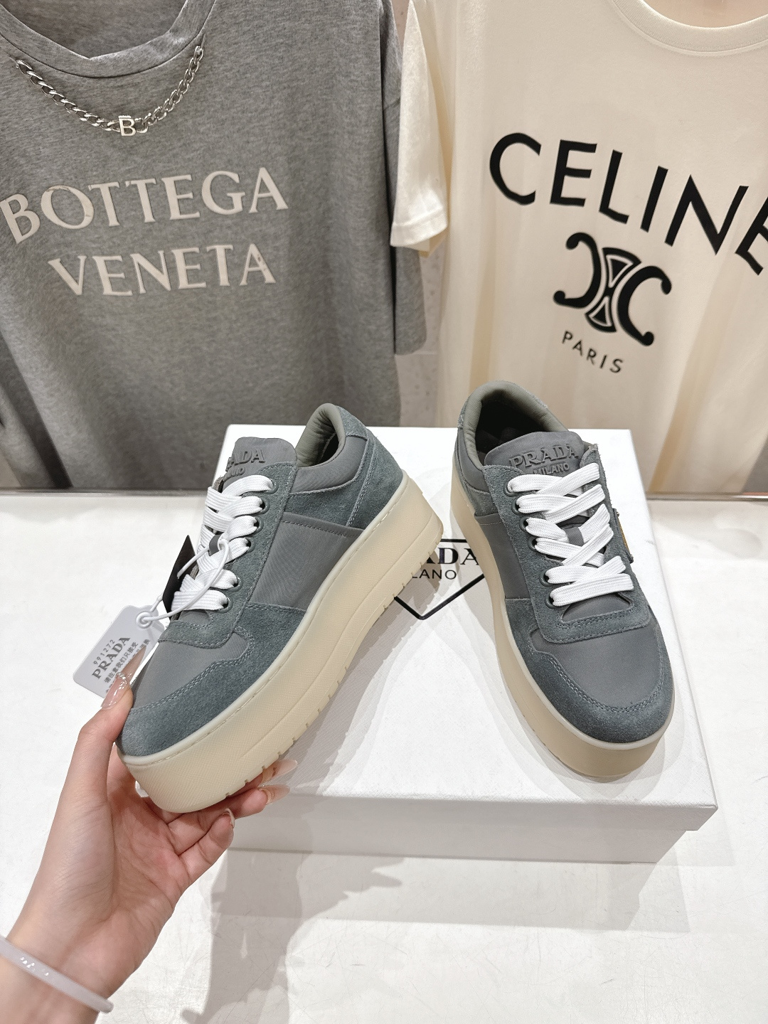 高版本出厂 prada/普拉达 F029 26ss新款系带厚底小白鞋休闲运动鞋这款运动鞋延续经久不衰的轮