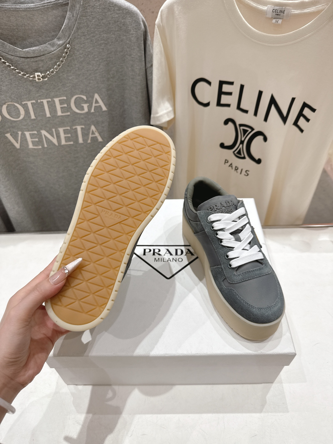 高版本出厂 prada/普拉达 F029 26ss新款系带厚底小白鞋休闲运动鞋这款运动鞋延续经久不衰的轮