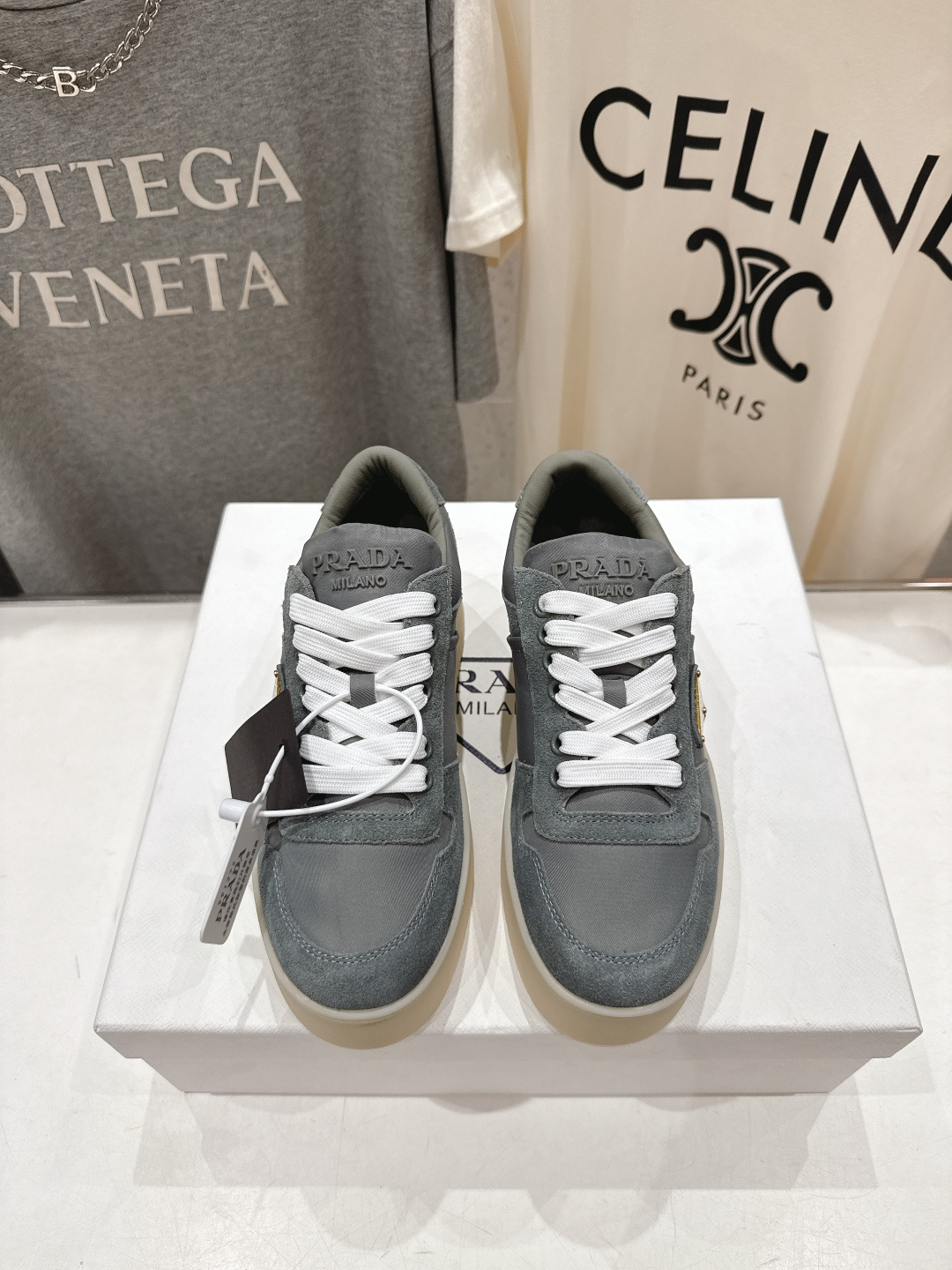 高版本出厂 prada/普拉达 F029 26ss新款系带厚底小白鞋休闲运动鞋这款运动鞋延续经久不衰的轮