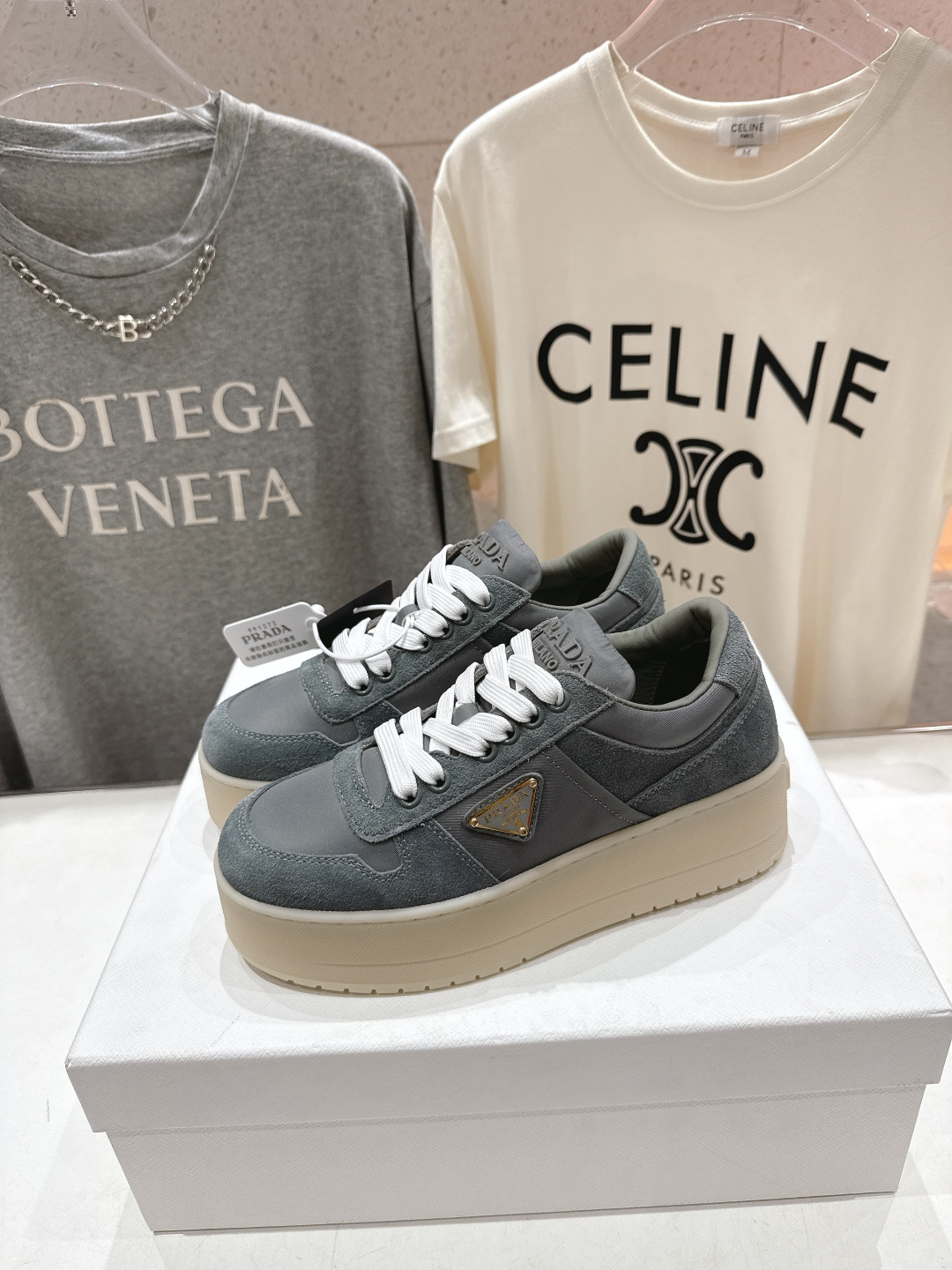 高版本出厂 prada/普拉达 F029 26ss新款系带厚底小白鞋休闲运动鞋这款运动鞋延续经久不衰的轮