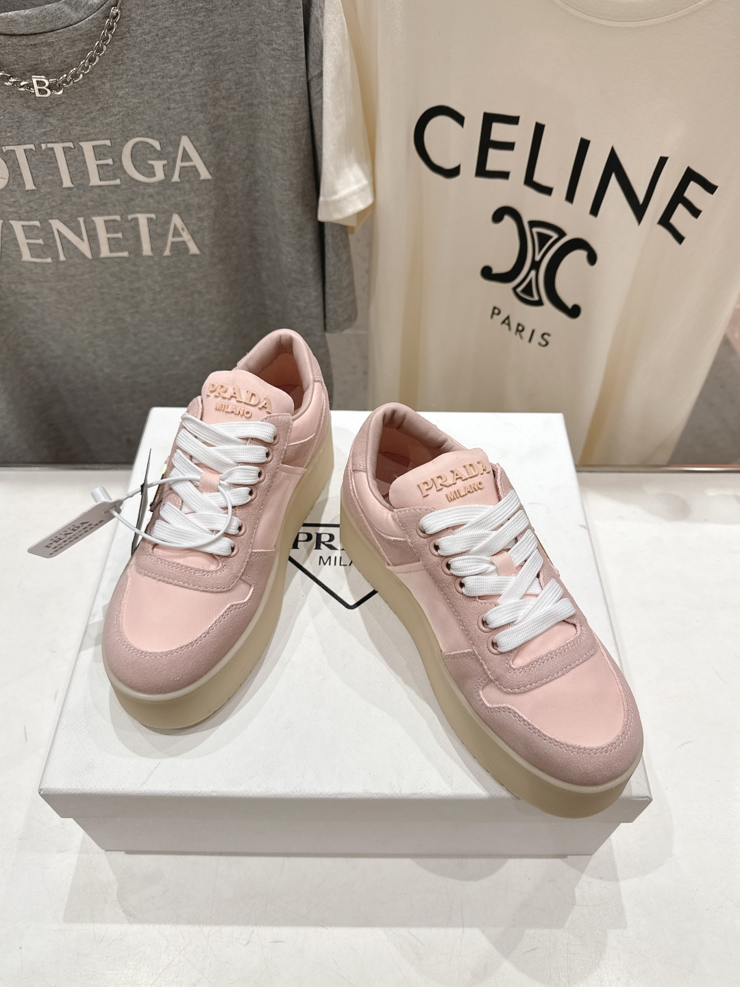 高版本出厂 prada/普拉达 F029 26ss新款系带厚底小白鞋休闲运动鞋这款运动鞋延续经久不衰的轮