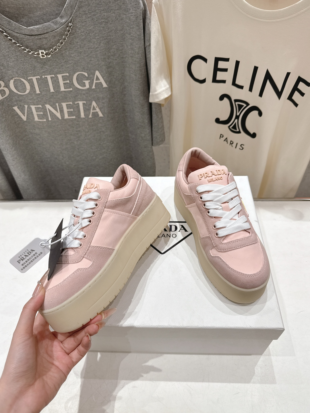 高版本出厂 prada/普拉达 F029 26ss新款系带厚底小白鞋休闲运动鞋这款运动鞋延续经久不衰的轮