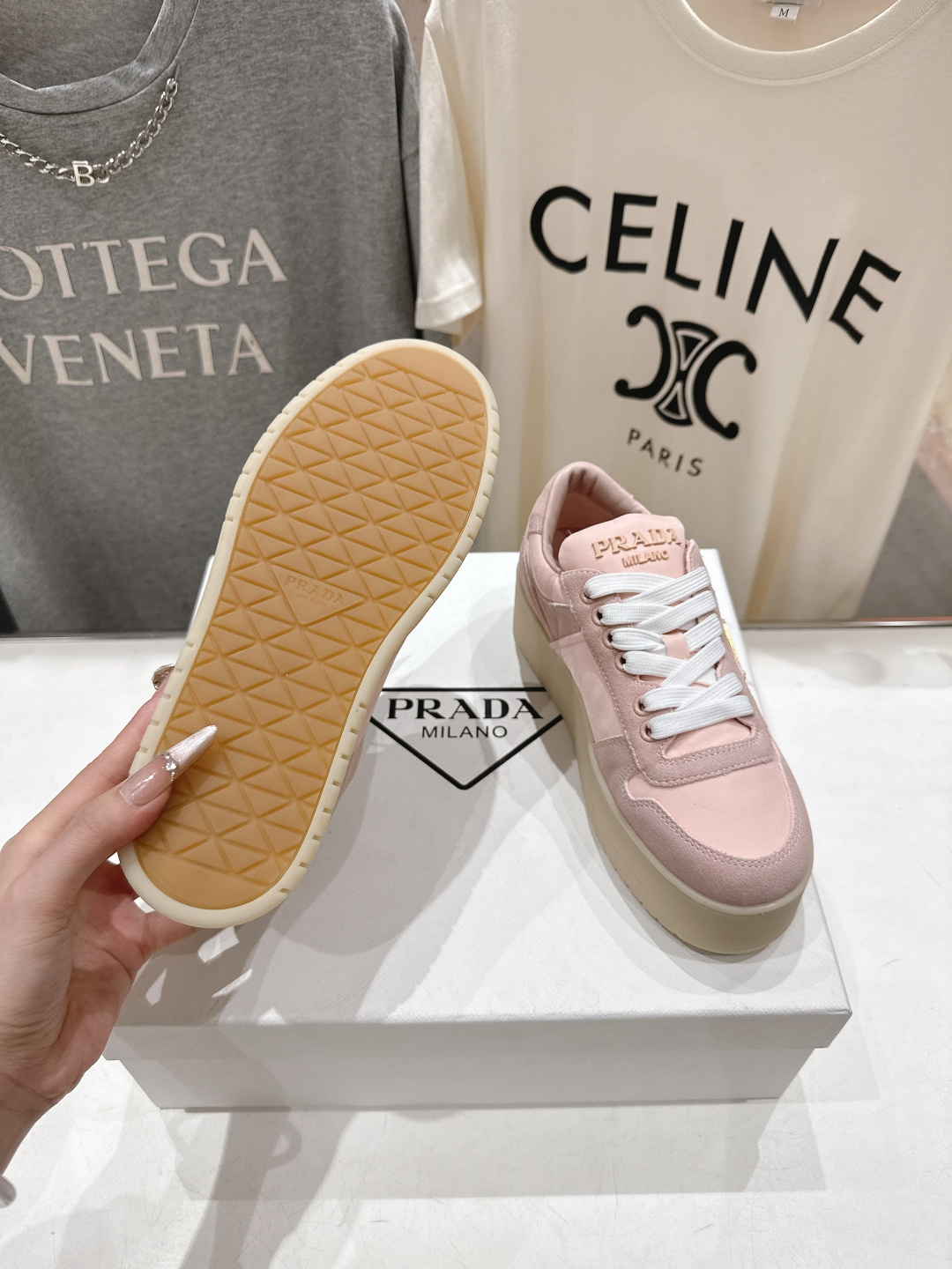 高版本出厂 prada/普拉达 F029 26ss新款系带厚底小白鞋休闲运动鞋这款运动鞋延续经久不衰的轮