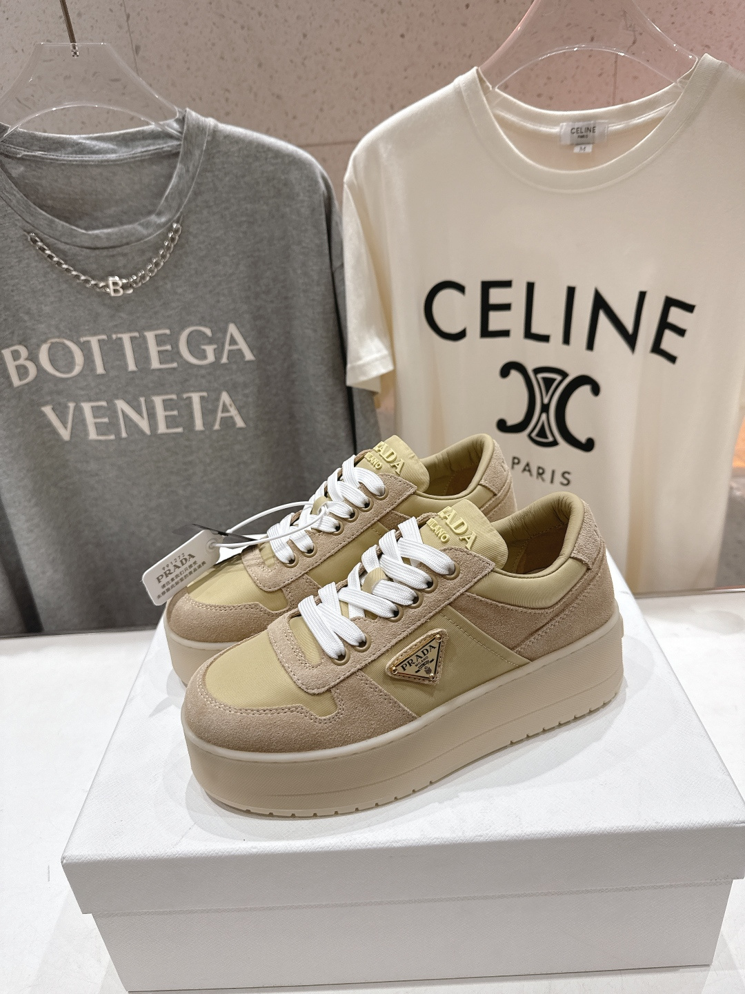 高版本出厂 prada/普拉达 F029 26ss新款系带厚底小白鞋休闲运动鞋这款运动鞋延续经久不衰的轮