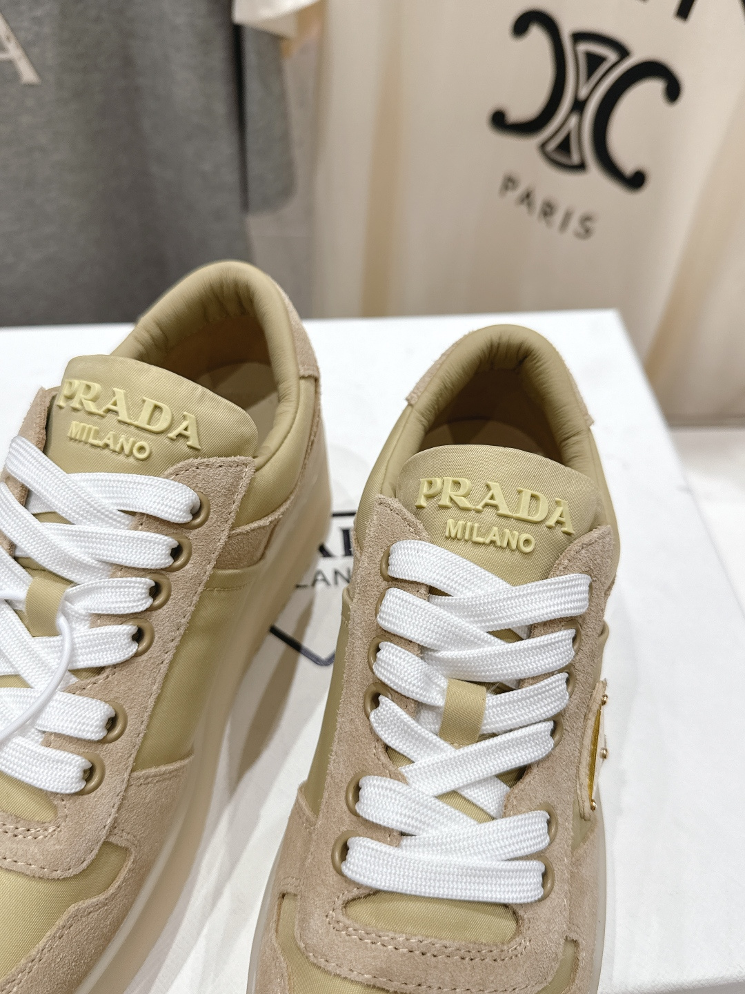 高版本出厂 prada/普拉达 F029 26ss新款系带厚底小白鞋休闲运动鞋这款运动鞋延续经久不衰的轮