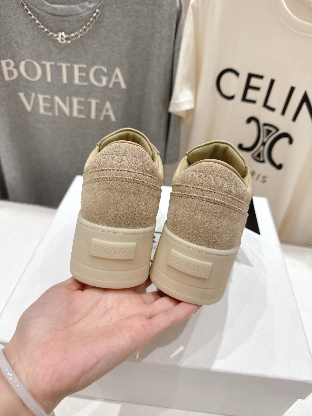 高版本出厂 prada/普拉达 F029 26ss新款系带厚底小白鞋休闲运动鞋这款运动鞋延续经久不衰的轮