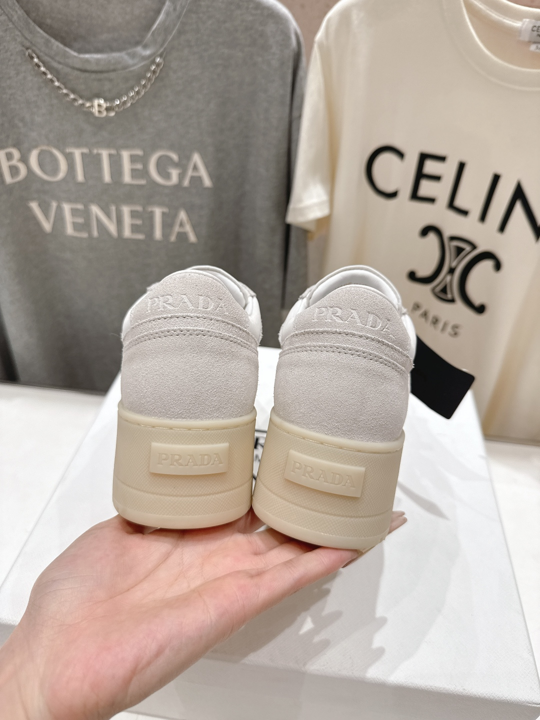 高版本出厂 prada/普拉达 F029 26ss新款系带厚底小白鞋休闲运动鞋这款运动鞋延续经久不衰的轮