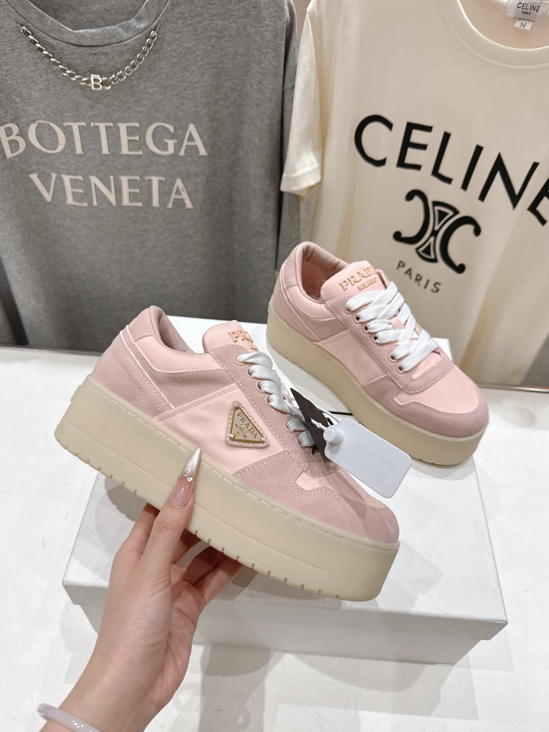 高版本出厂 prada/普拉达 F029 26ss新款系带厚底小白鞋休闲运动鞋这款运动鞋延续经久不衰的轮