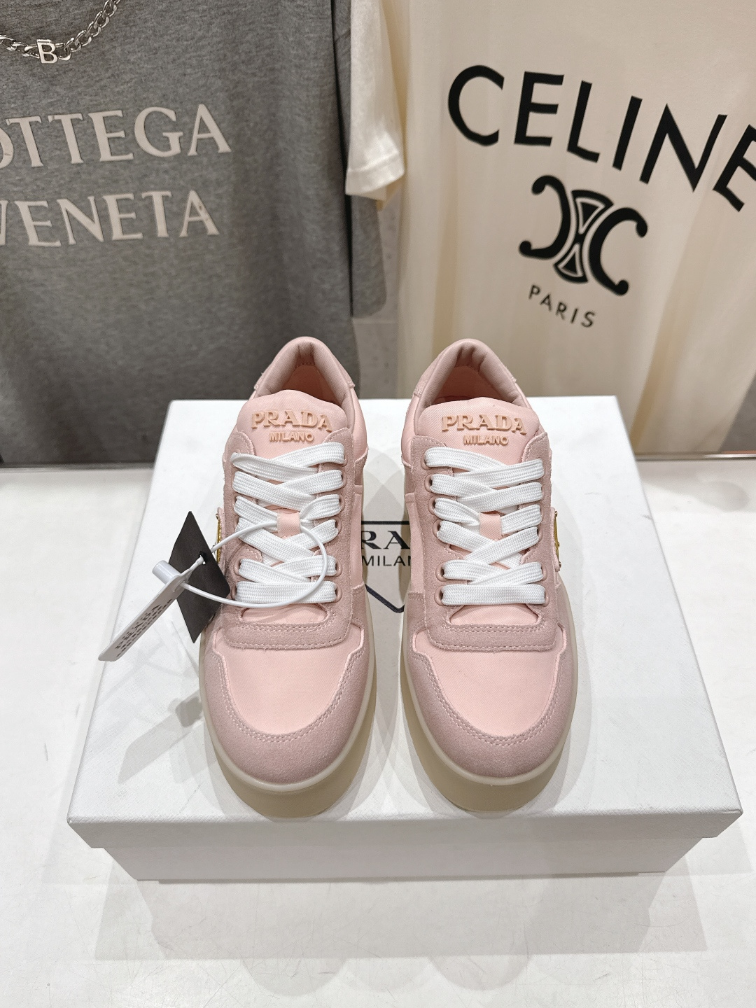 高版本出厂 prada/普拉达 F029 26ss新款系带厚底小白鞋休闲运动鞋这款运动鞋延续经久不衰的轮