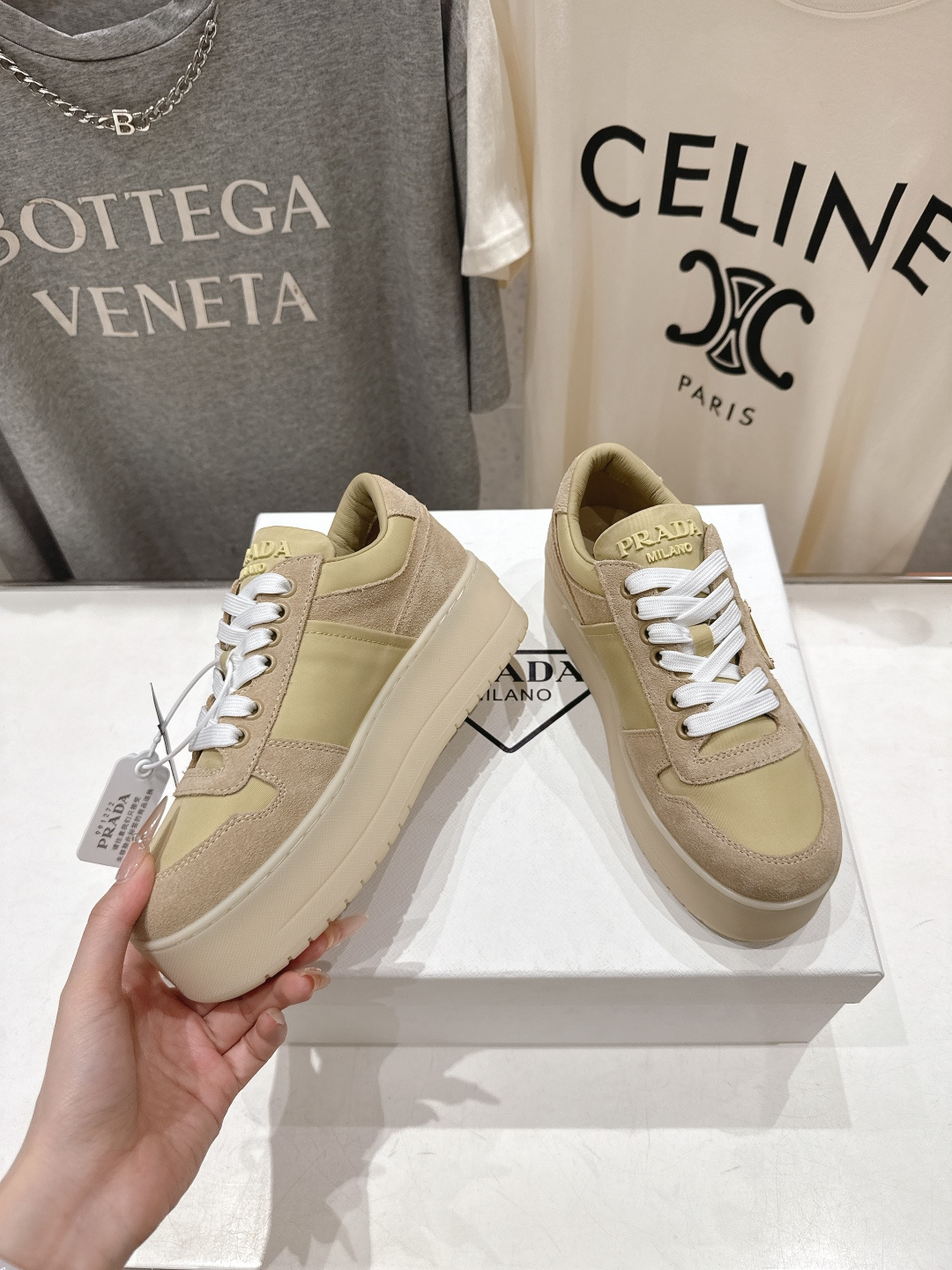 高版本出厂 prada/普拉达 F029 26ss新款系带厚底小白鞋休闲运动鞋这款运动鞋延续经久不衰的轮