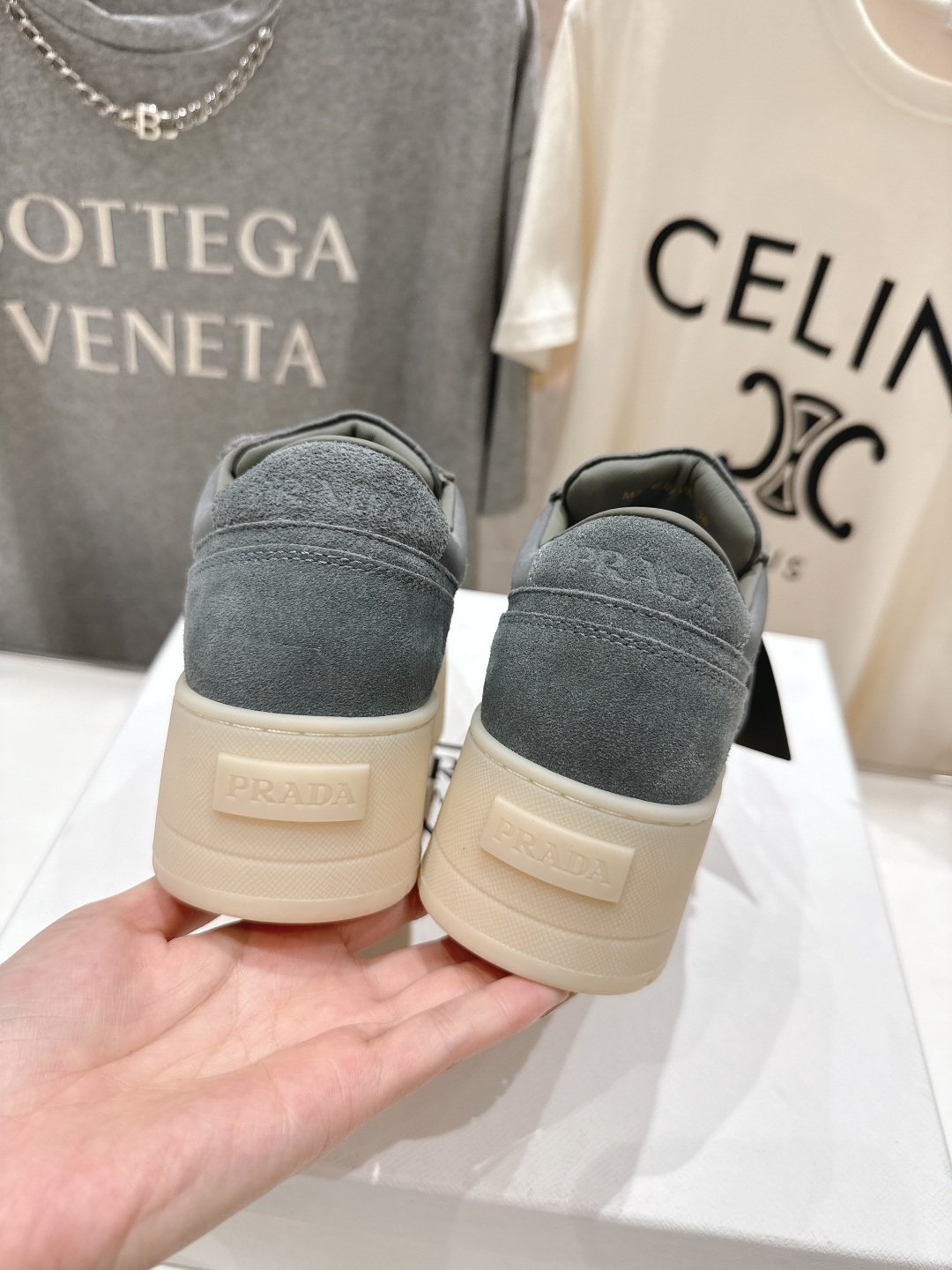 高版本出厂 prada/普拉达 F029 26ss新款系带厚底小白鞋休闲运动鞋这款运动鞋延续经久不衰的轮