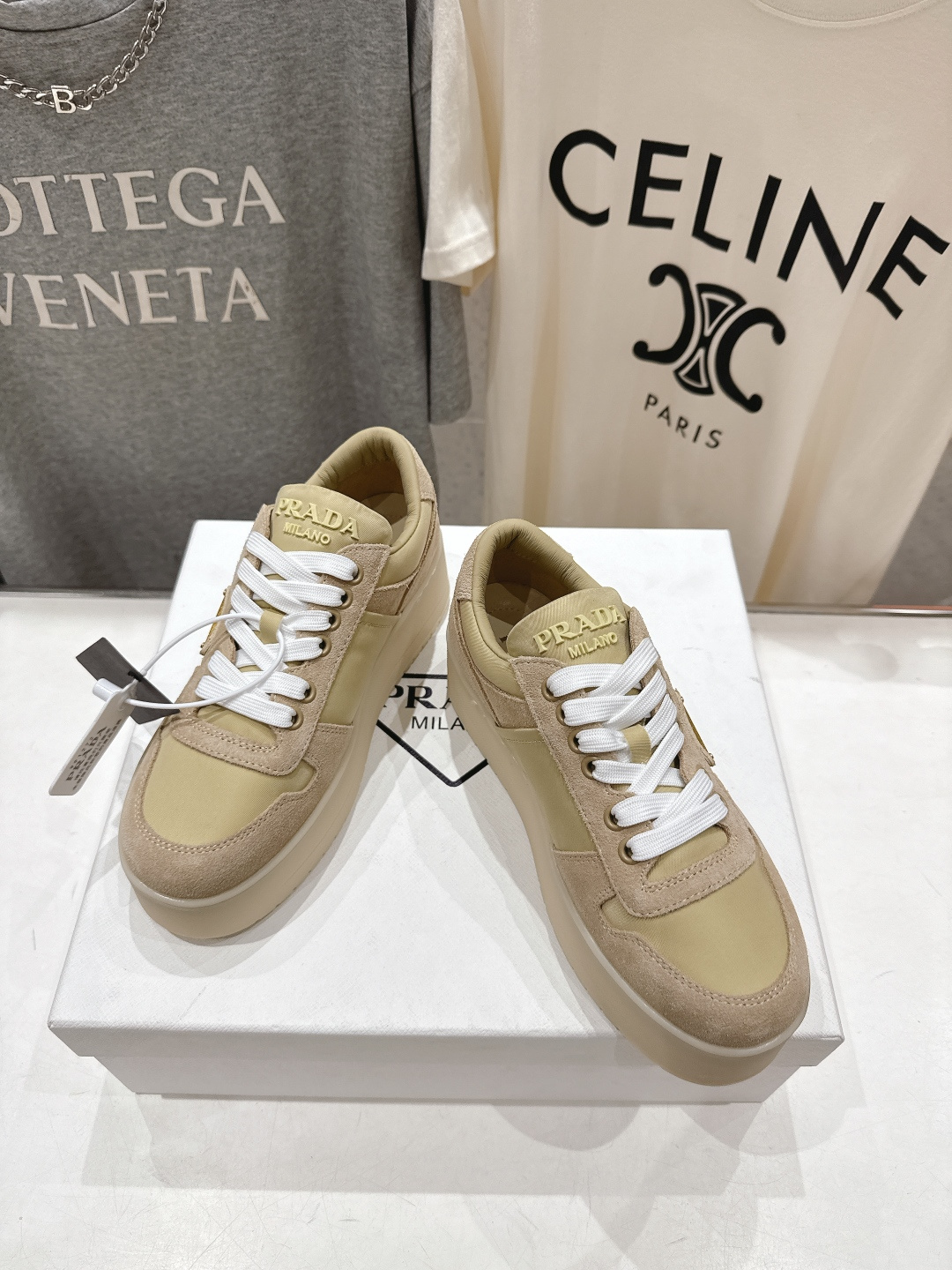 高版本出厂 prada/普拉达 F029 26ss新款系带厚底小白鞋休闲运动鞋这款运动鞋延续经久不衰的轮