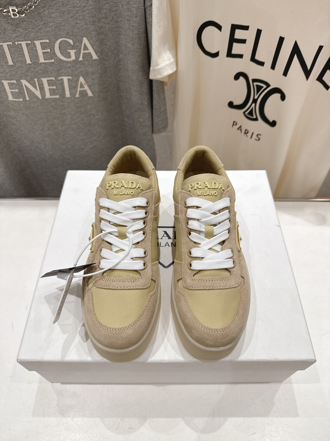 高版本出厂 prada/普拉达 F029 26ss新款系带厚底小白鞋休闲运动鞋这款运动鞋延续经久不衰的轮