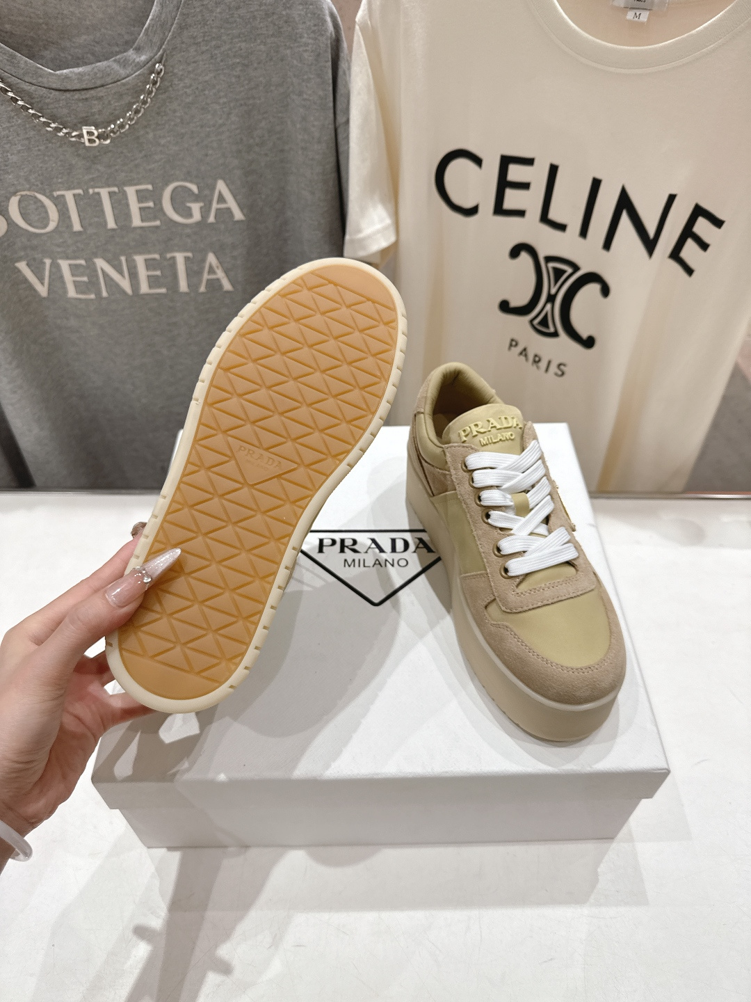 高版本出厂 prada/普拉达 F029 26ss新款系带厚底小白鞋休闲运动鞋这款运动鞋延续经久不衰的轮