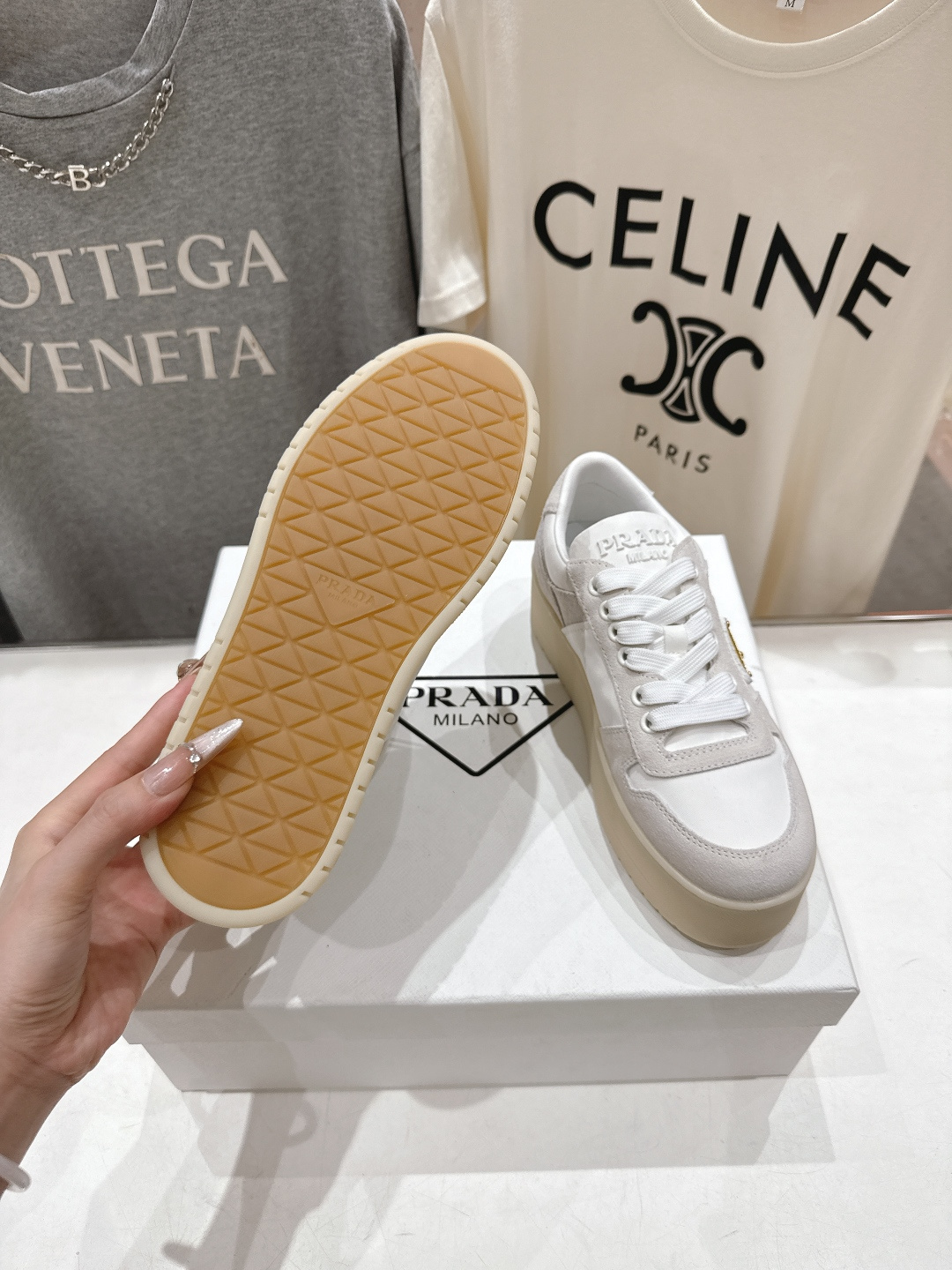 高版本出厂 prada/普拉达 F029 26ss新款系带厚底小白鞋休闲运动鞋这款运动鞋延续经久不衰的轮