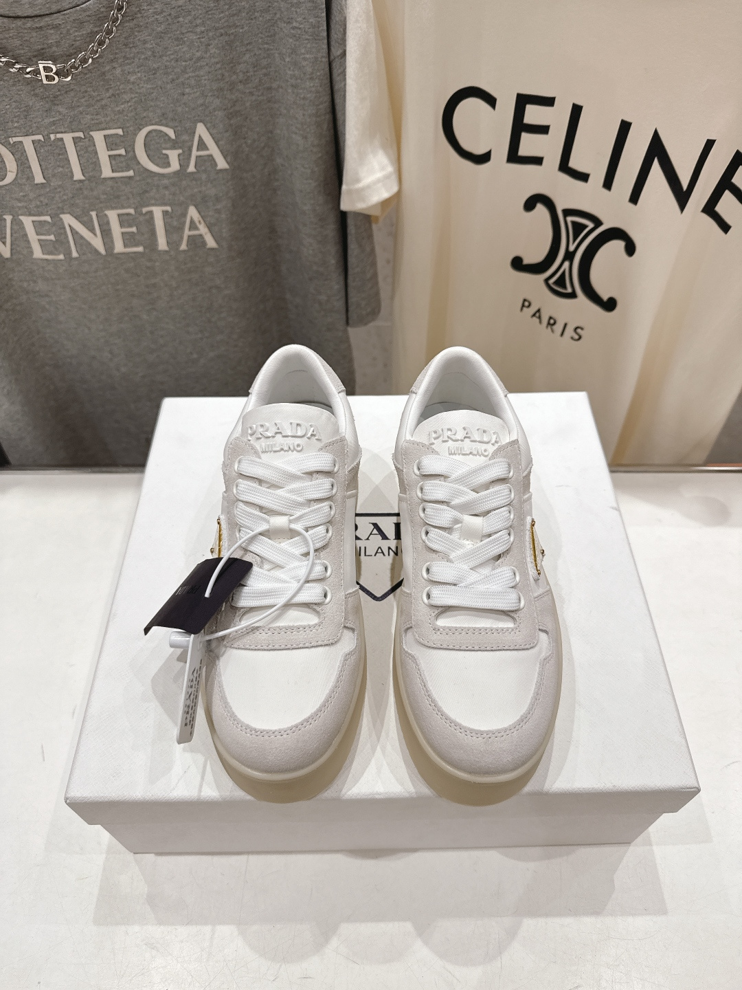 高版本出厂 prada/普拉达 F029 26ss新款系带厚底小白鞋休闲运动鞋这款运动鞋延续经久不衰的轮