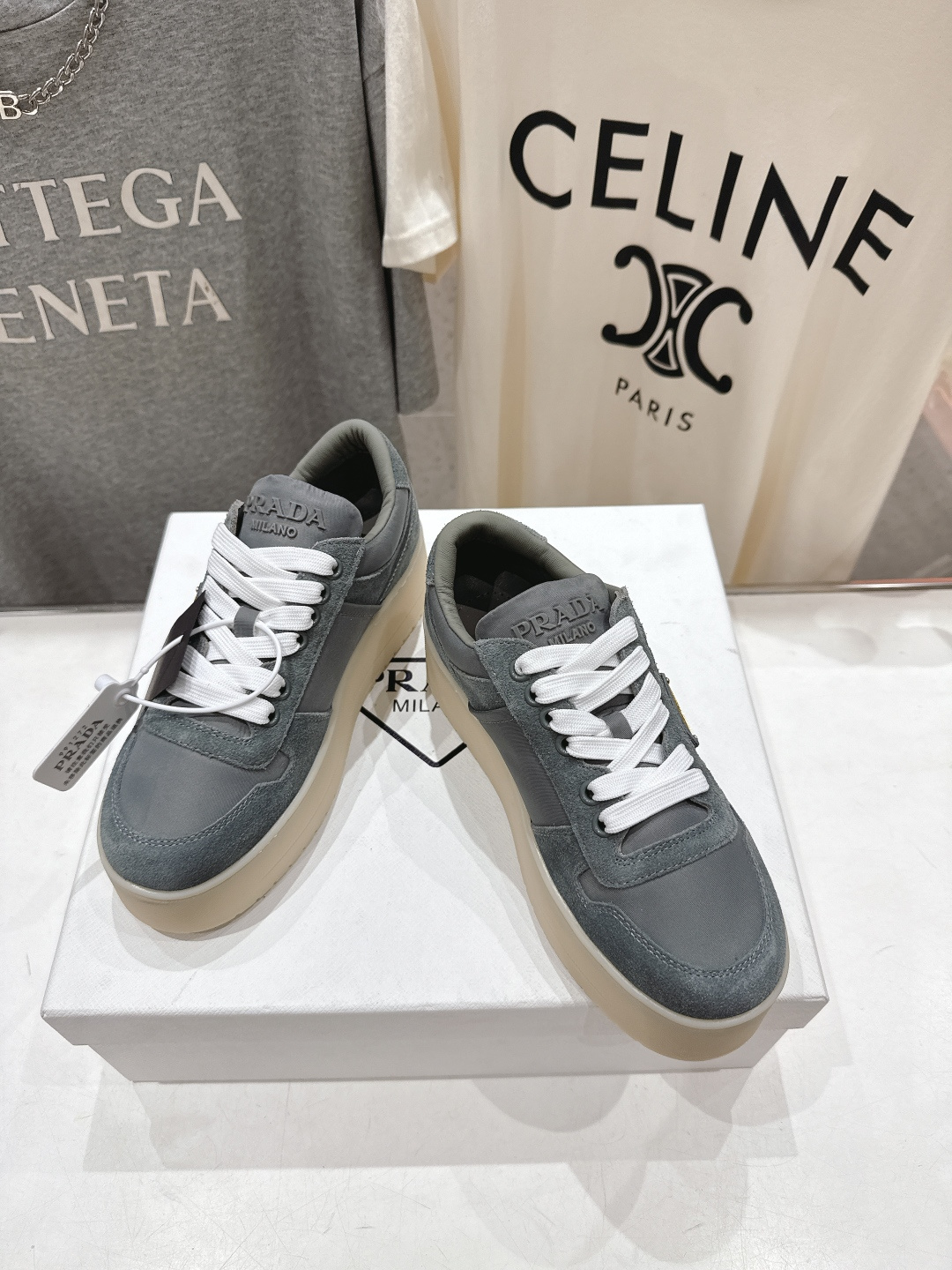 高版本出厂 prada/普拉达 F029 26ss新款系带厚底小白鞋休闲运动鞋这款运动鞋延续经久不衰的轮