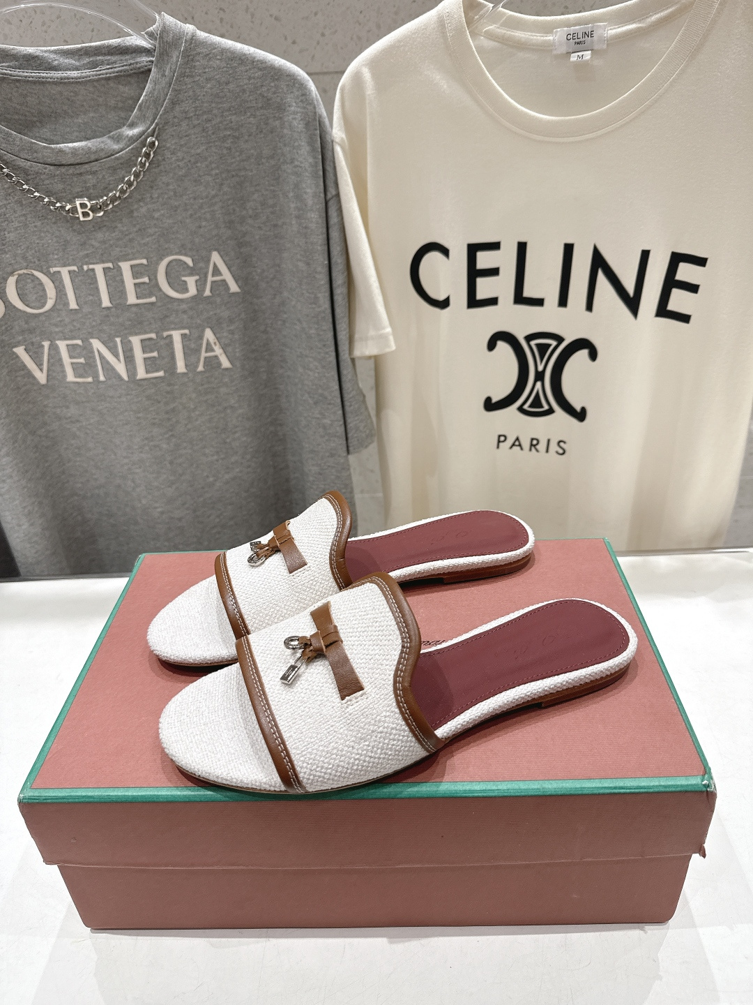 高版本出厂Loro Piana* LP ||诺悠翩雅2026ss夏季新款平底拖鞋‼️【市场顶级品质】𝐋𝐩