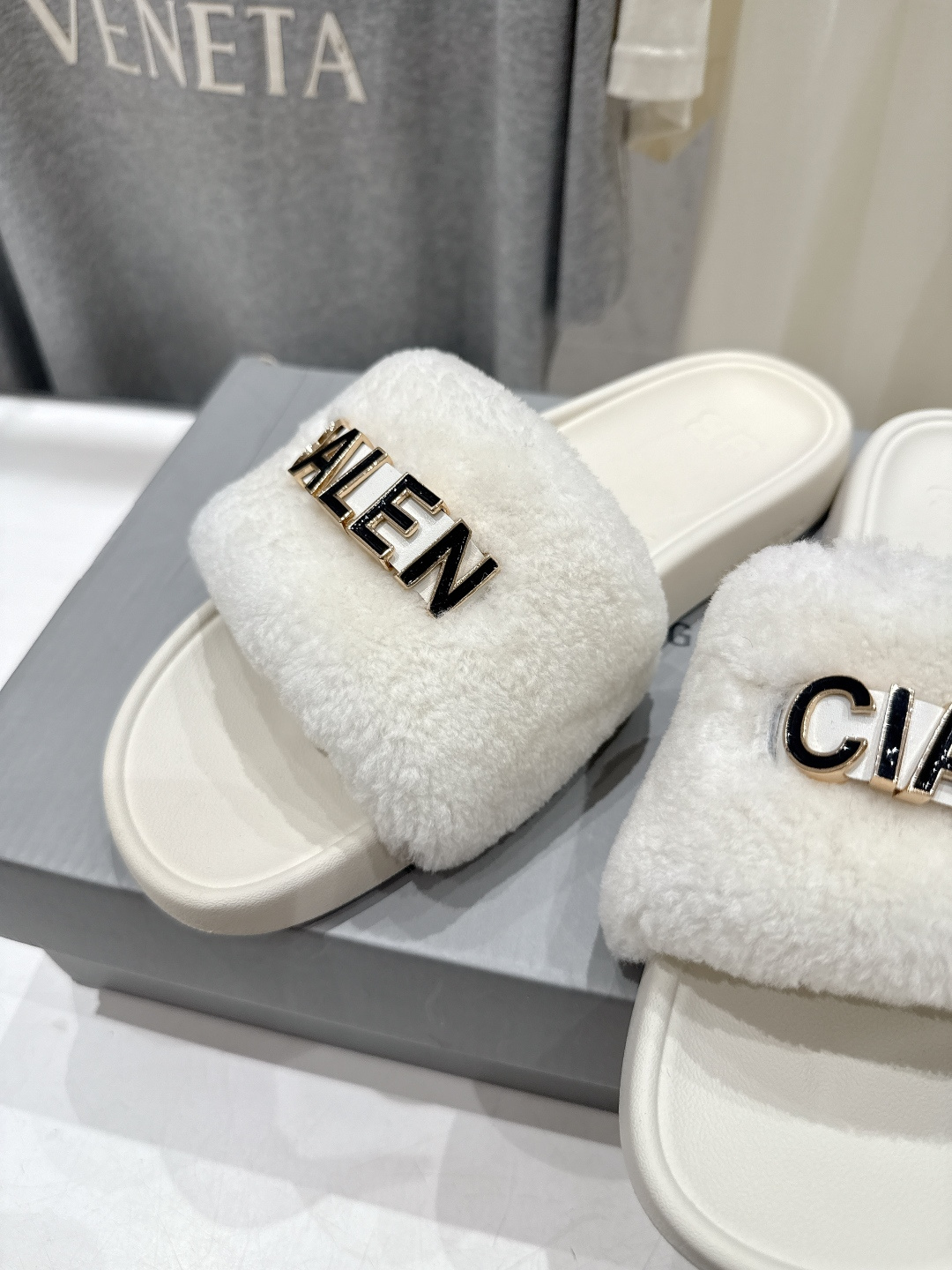 高版本出厂 Balenciaga* 巴黎世家F036 2026ss夏季新款平底沙滩拖鞋～高级感满满当当！