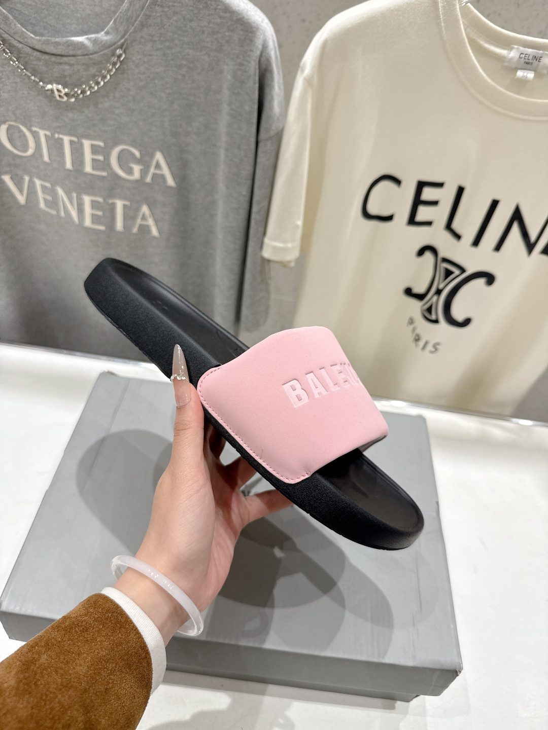 高版本出厂 Balenciaga* 巴黎世家F036 2026ss夏季新款平底沙滩拖鞋～高级感满满当当！