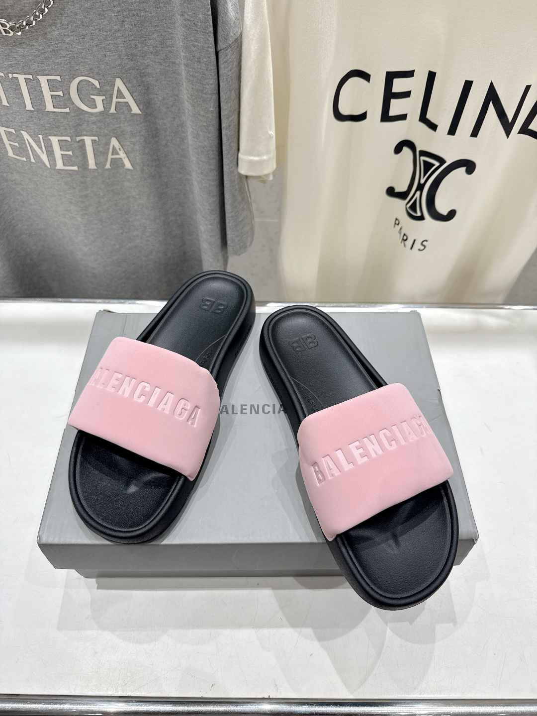 高版本出厂 Balenciaga* 巴黎世家F036 2026ss夏季新款平底沙滩拖鞋～高级感满满当当！