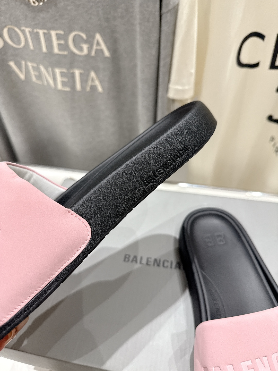 高版本出厂 Balenciaga* 巴黎世家F036 2026ss夏季新款平底沙滩拖鞋～高级感满满当当！